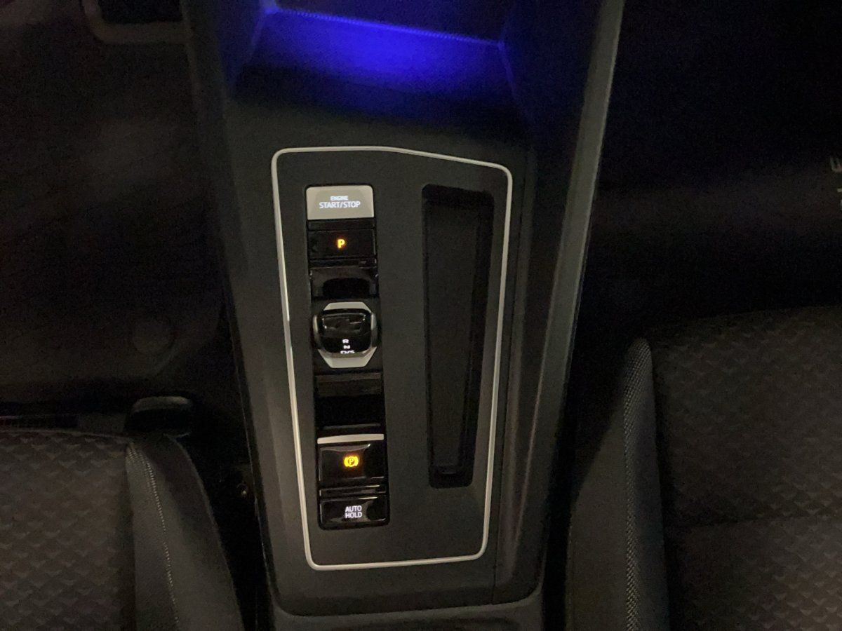 Fahrzeugabbildung Volkswagen Golf VIII Active 1.5 eTSI DSG Pano LED
