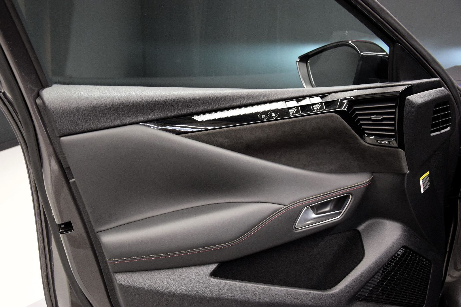 Fahrzeugabbildung DS Automobiles DS4 Performance Line Kamera Sitzheizung