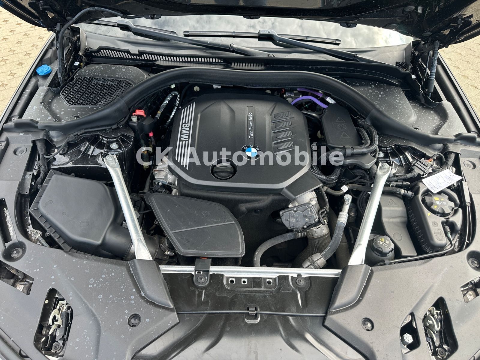 Fahrzeugabbildung BMW 520d Touring/Navi/Leder/Head-Up/Kamera/LED/ACC