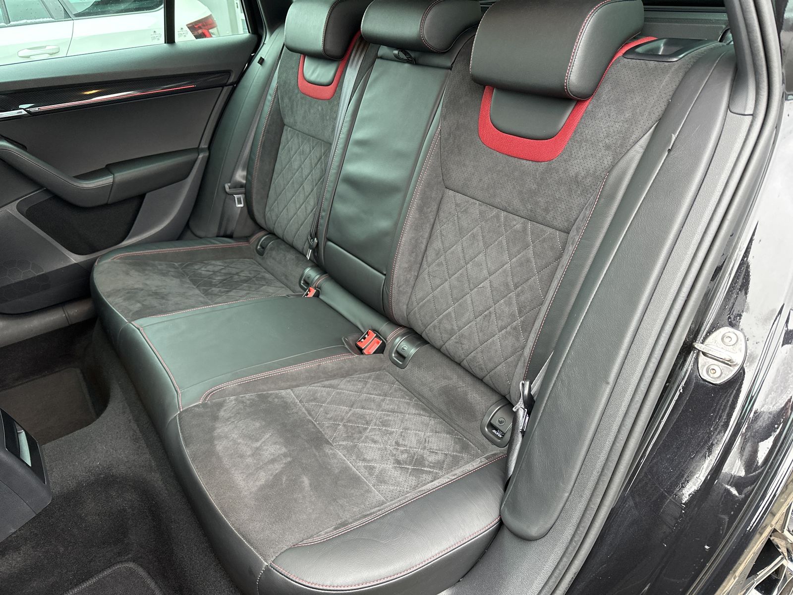 Fahrzeugabbildung SKODA Octavia Combi 2.0 TSI DSG RS NAV+LED+AHK+KAMERA