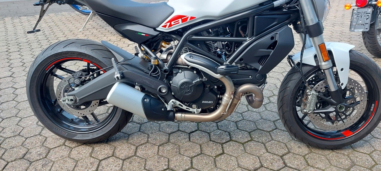 Fahrzeugabbildung Ducati Monster 797    Neuzustand   + Zubehör