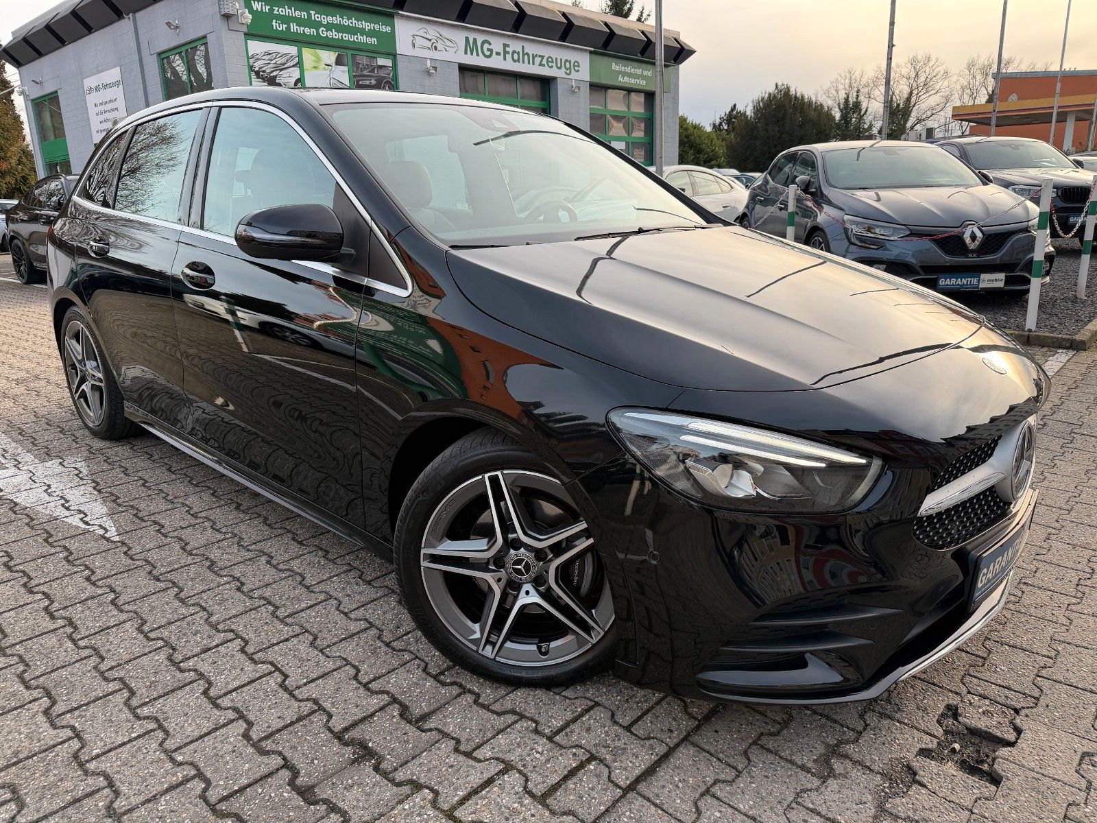 Fahrzeugabbildung Mercedes-Benz B 180 AMG LINE PANO NAVI KAMERA MBUX LED AHK