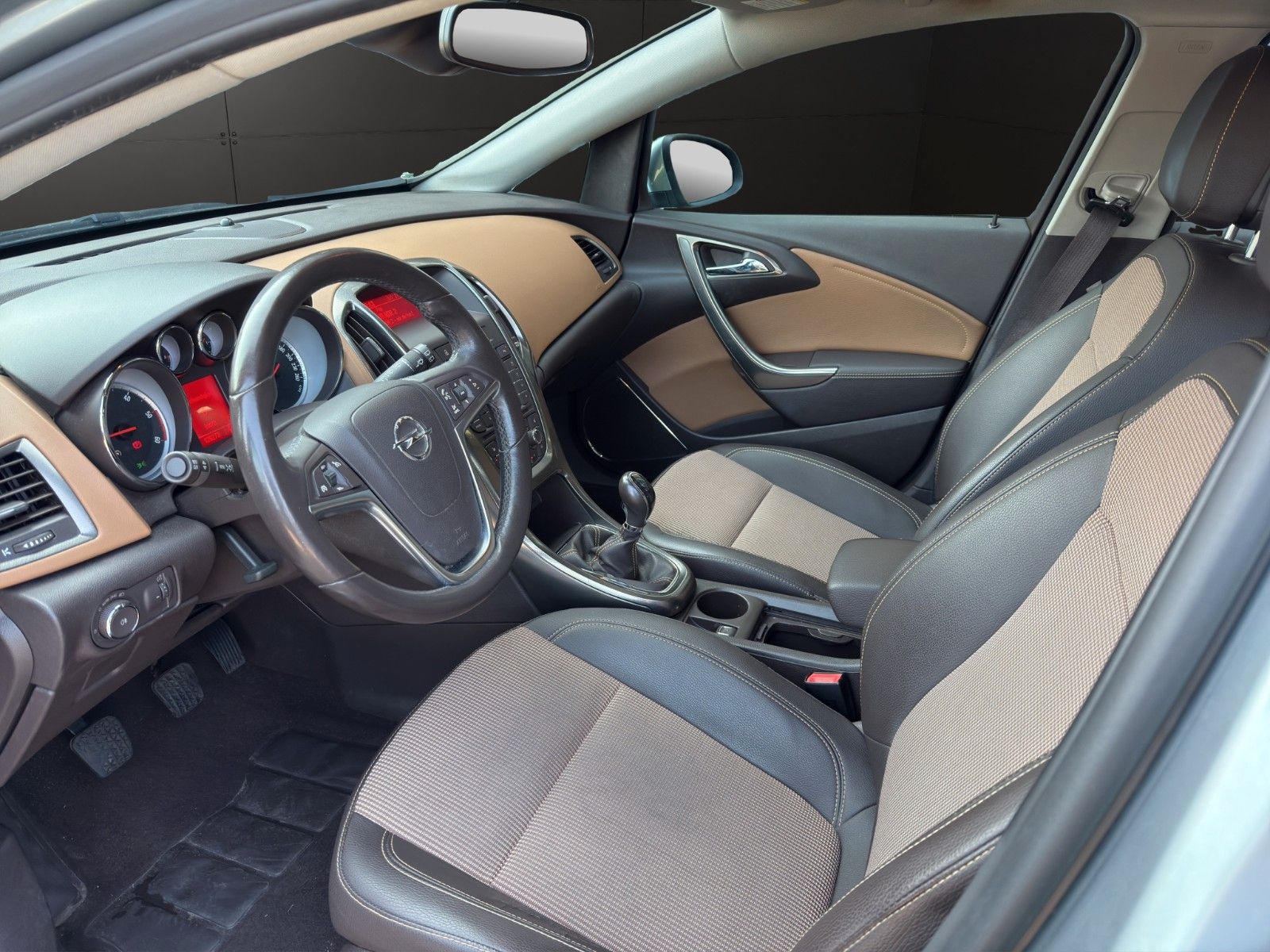 Fahrzeugabbildung Opel Astra J Sports *Bhz-Lenkrad*Tempomat*PDC*Sitzhz