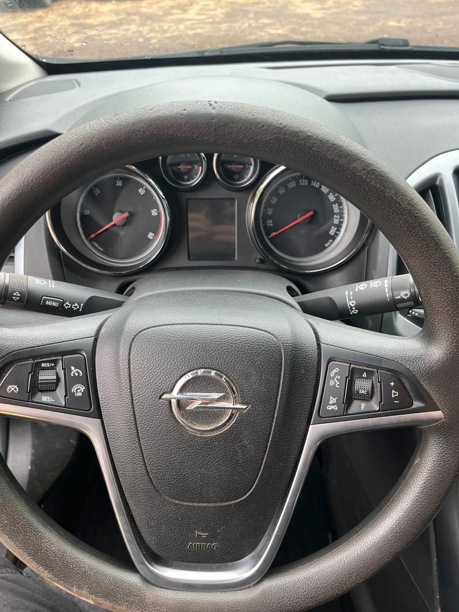 Opel Astra 2012 — photo 9