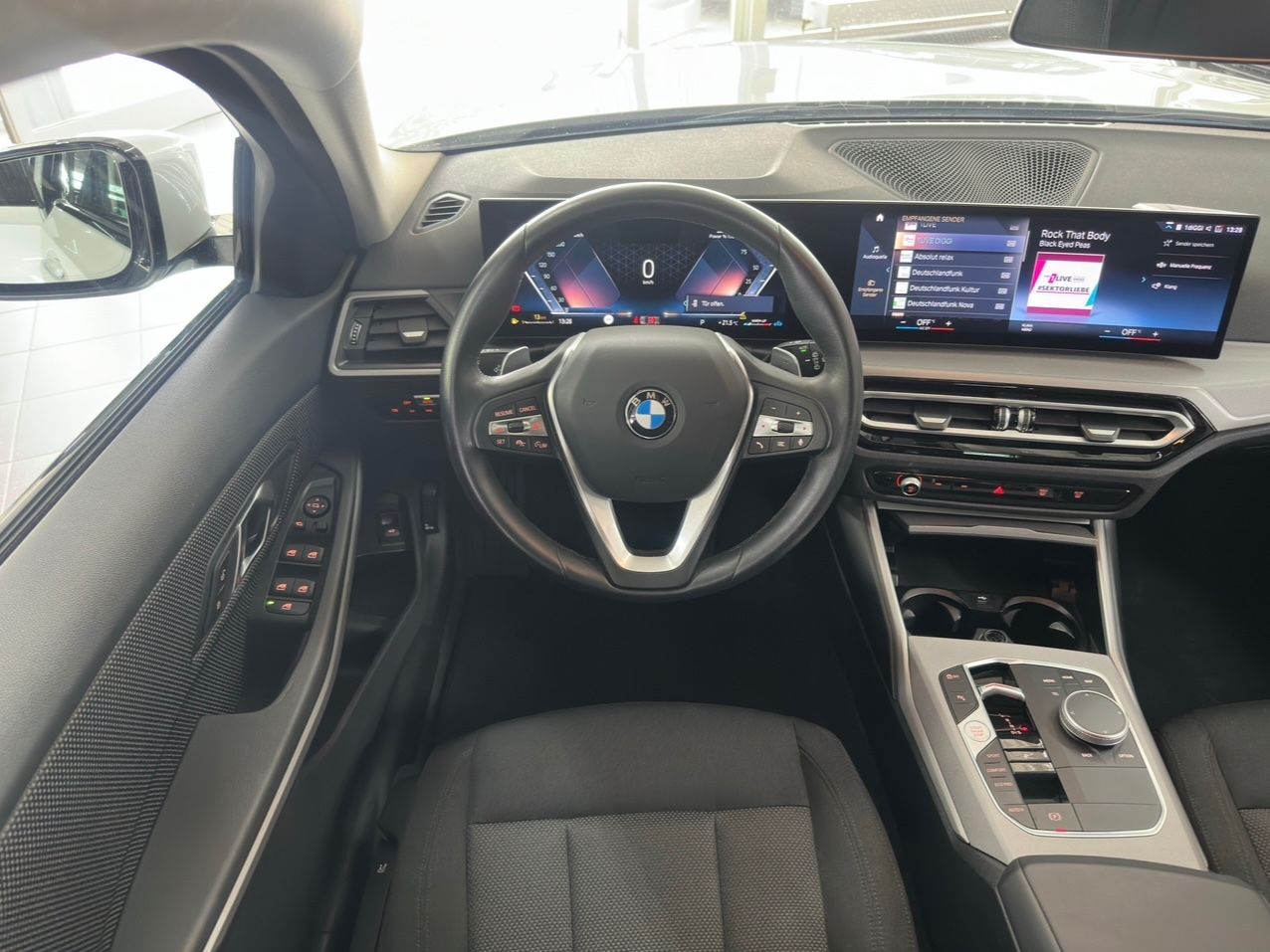 BMW 318d Touring Wenig km + Park Assist + DA Assist foto 14