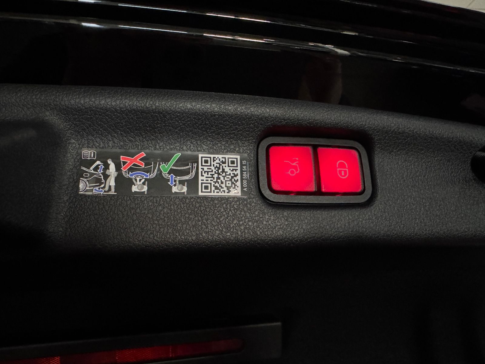 Fahrzeugabbildung Mercedes-Benz C 180 AMG LINE PANO HUD GERMAN EDITION EUR1 MY26