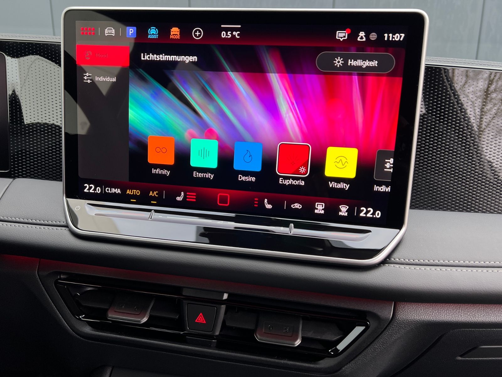 Fahrzeugabbildung Volkswagen Tiguan LIFE 1.5 eTSI DSG *AHK, LED Plus, App-Con