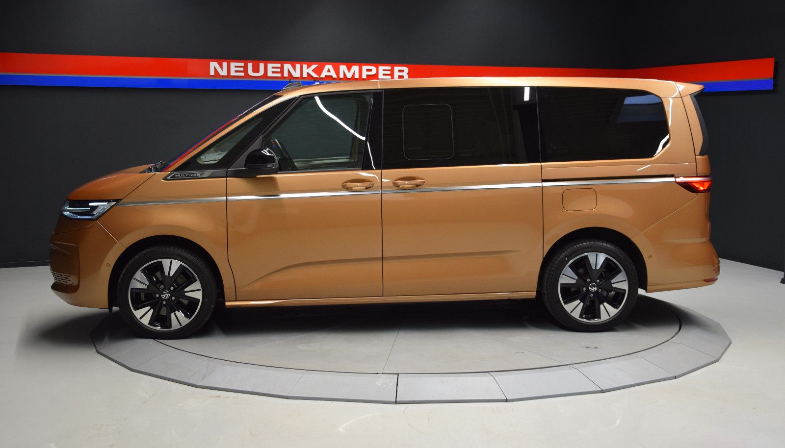 Fahrzeugabbildung Volkswagen T7 Multivan Style Lang Pano HuD h&k Memory AHK