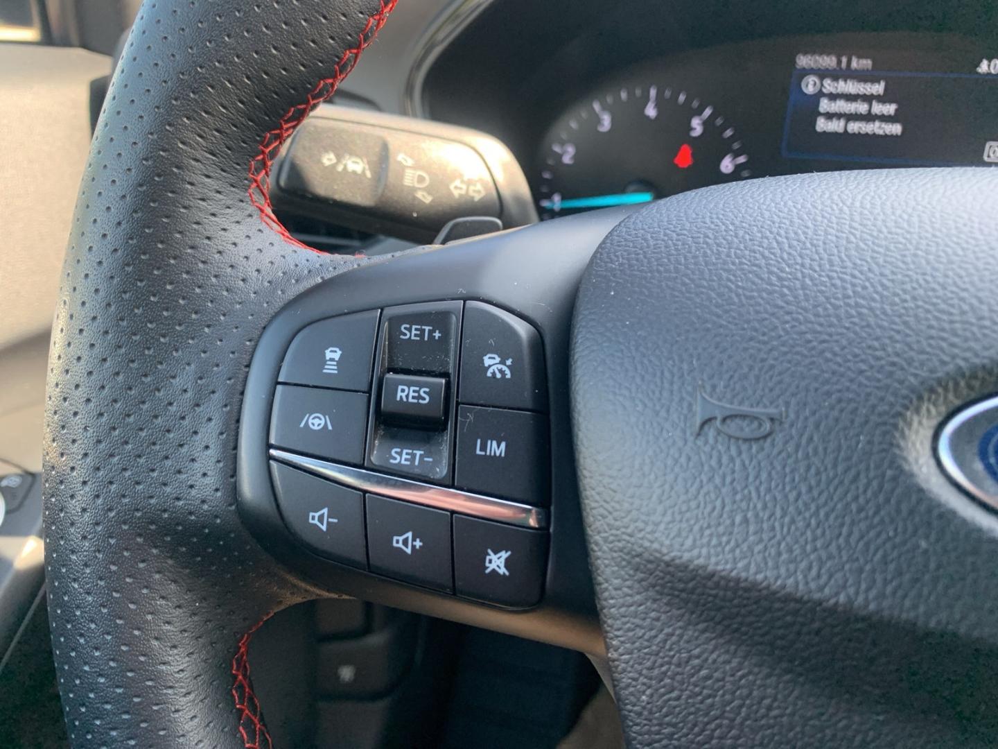 Ford Focus ST-Line Navi LED ACC Apple CarPlay Android