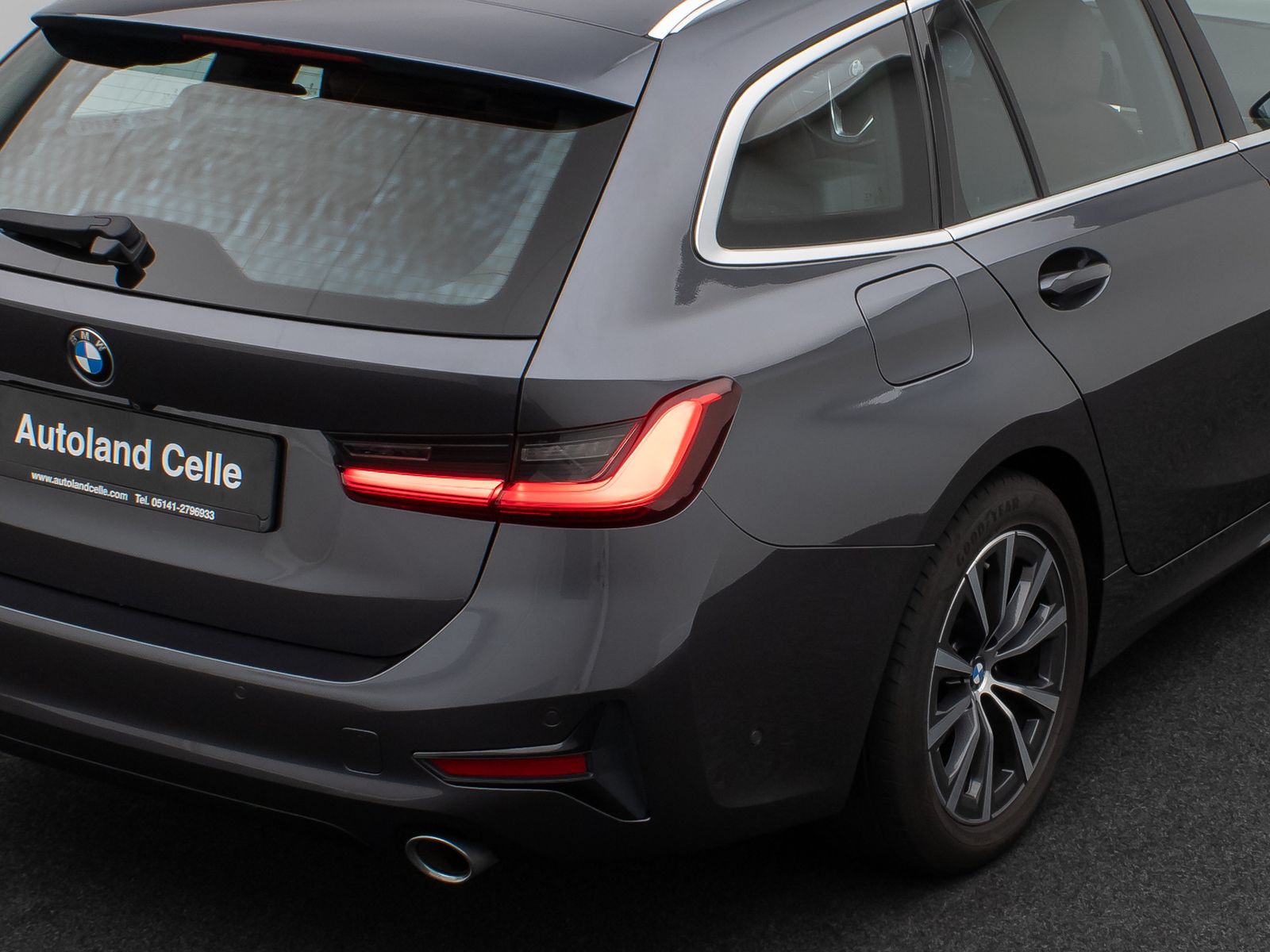 Fahrzeugabbildung BMW 320d Sport Line Panorama Kamera HUD DAB H/K AHK