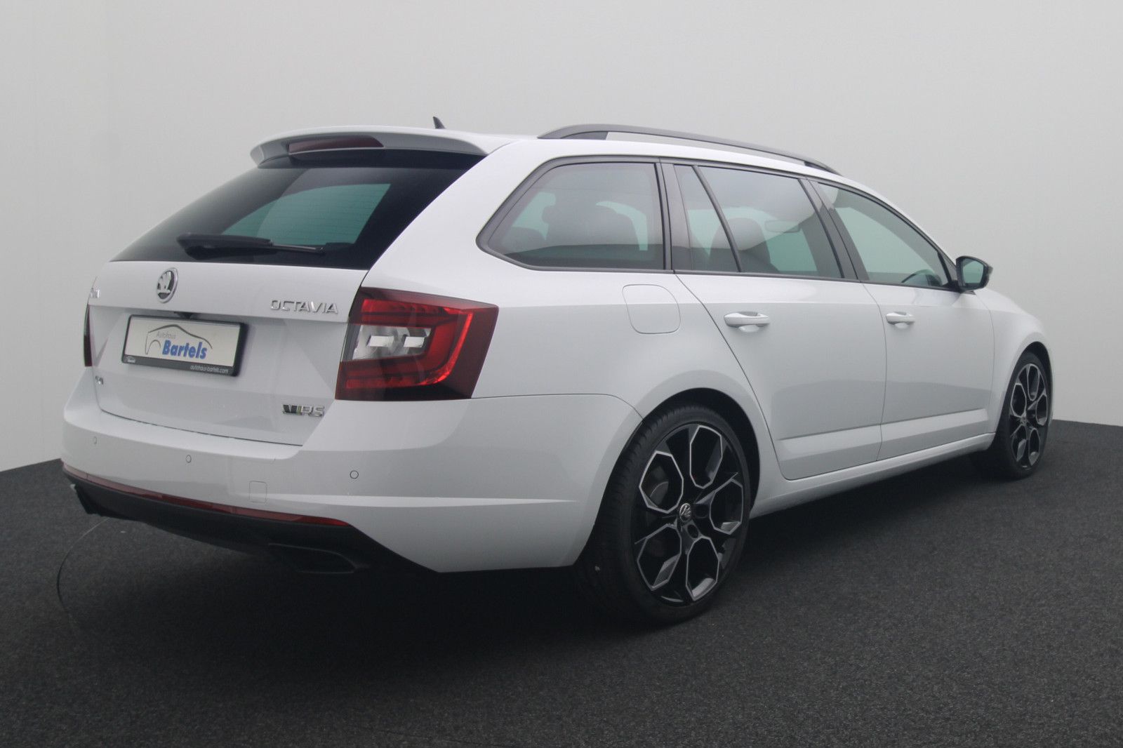 Fahrzeugabbildung SKODA Octavia Combi 2.0 RS60 4x4 1 of 1.959