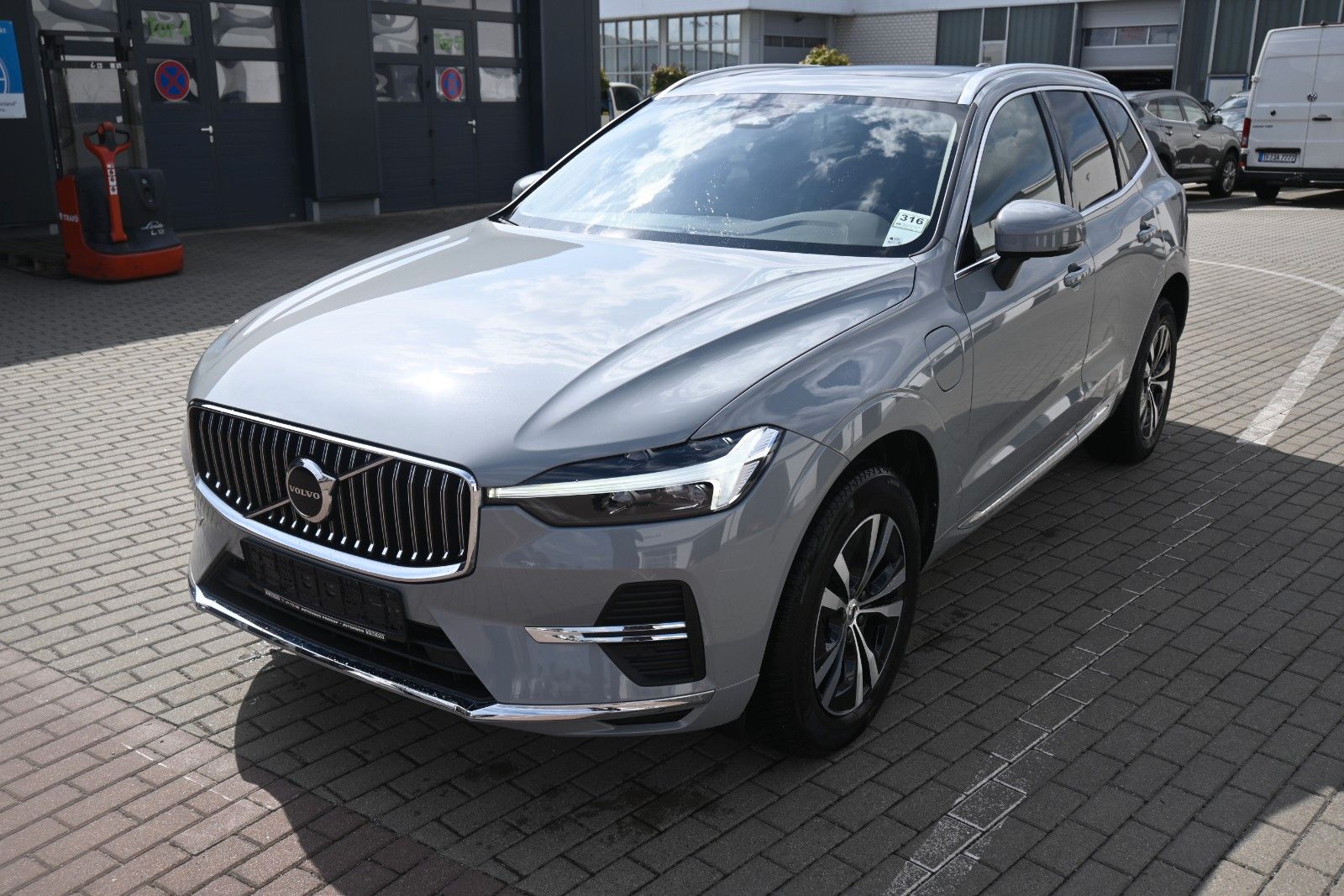 Fahrzeugabbildung Volvo XC60 T6 Essential AWD*PDC*AHK*PANO*STHZG*
