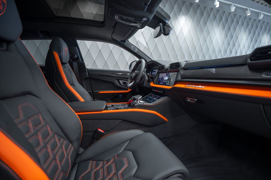 Urus 4.0 V8 SE GREY/ORANGE PANO B&O CARBON - Bild 17