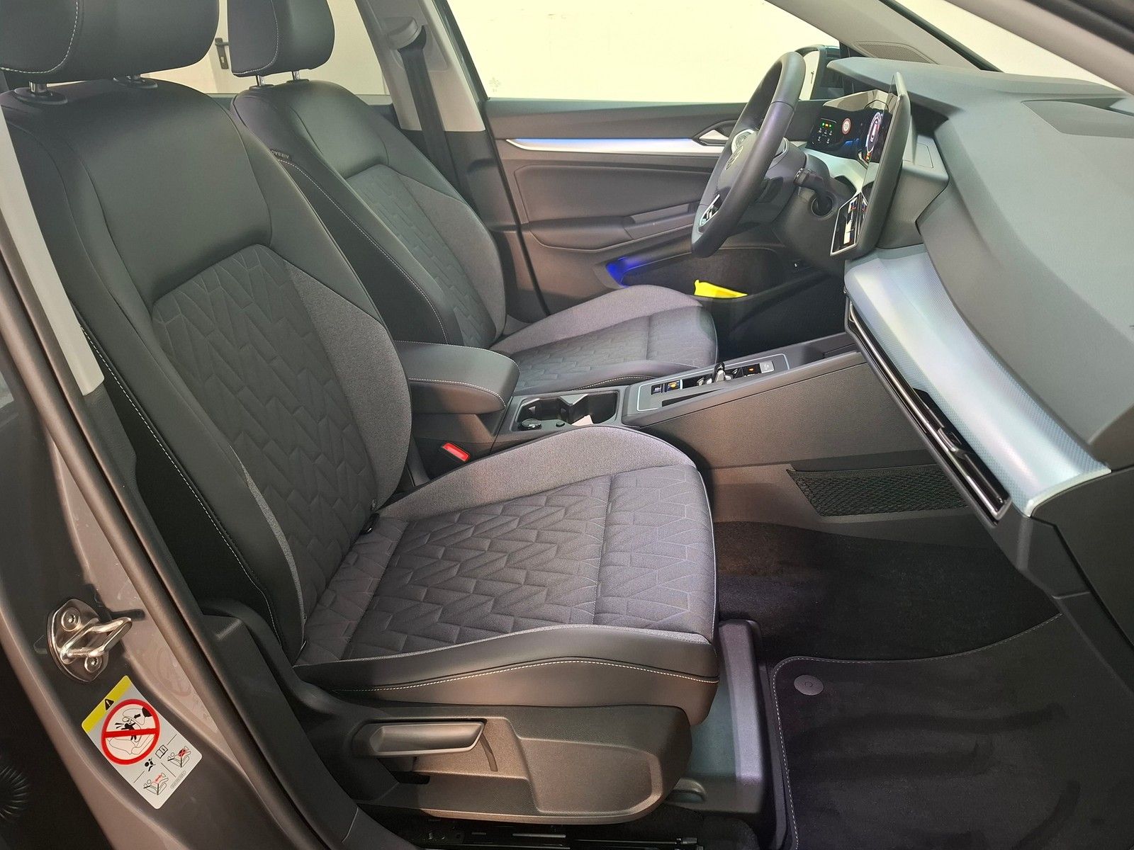 Fahrzeugabbildung Volkswagen Golf VIII Variant 1.5 eTSI 110 kW Energy + Navi