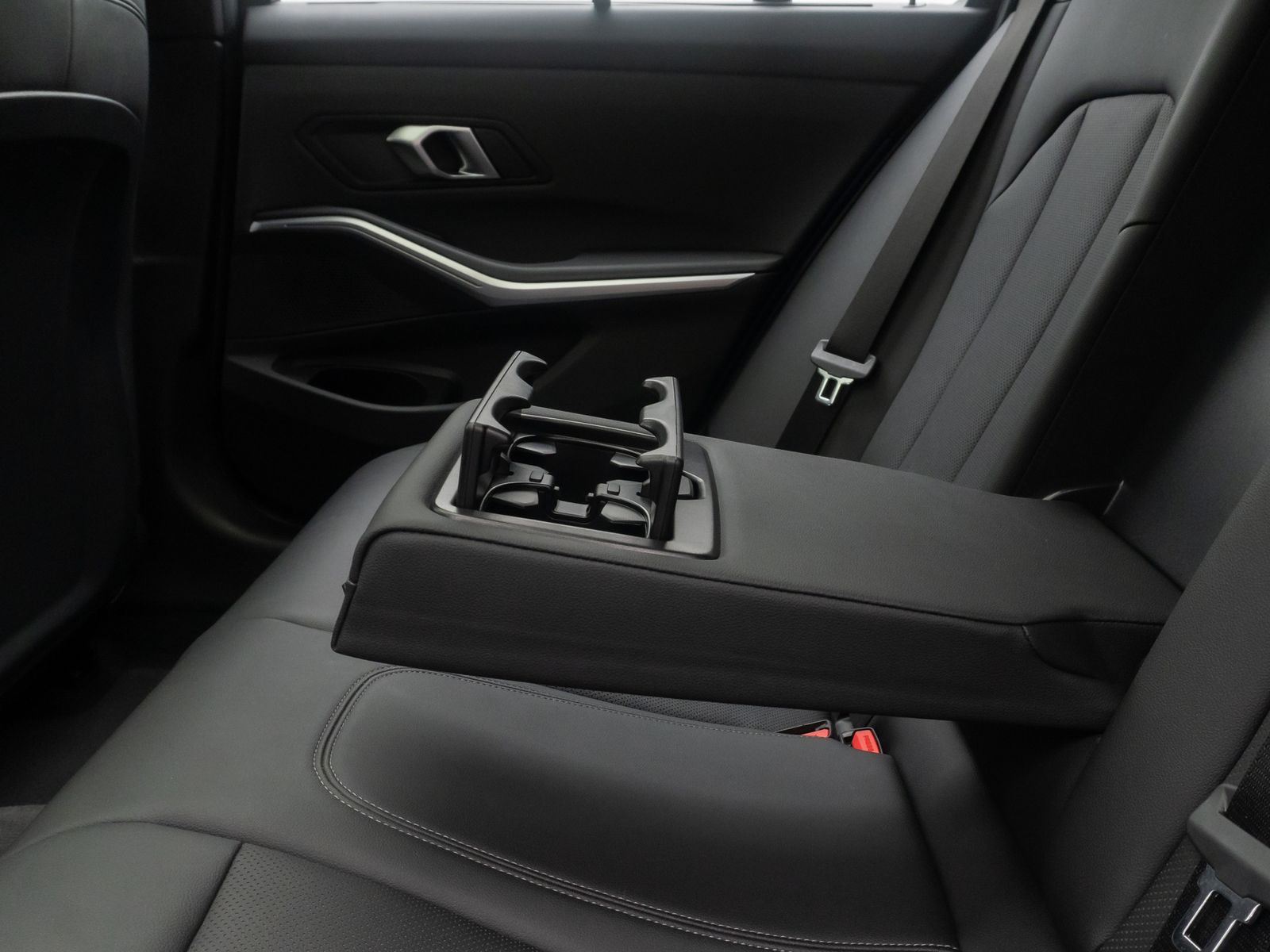 Fahrzeugabbildung BMW 320i M Sport DAB Kamera AHK Panorama HUD 19Zoll