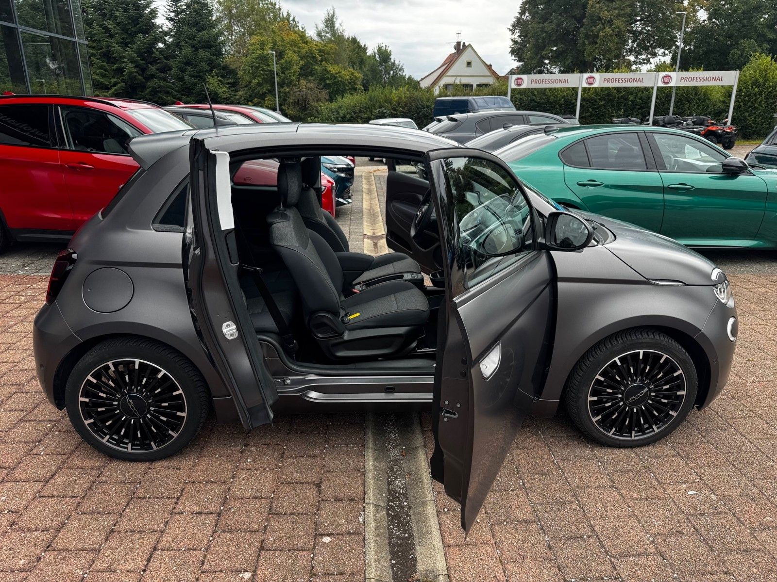 Fahrzeugabbildung Fiat 500e  3+1 Icon MATT NAVI KAMERA LED KLIMAAUT.