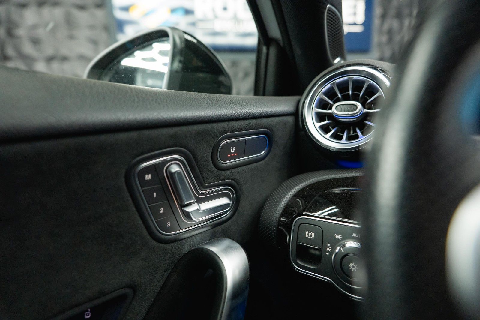 Fahrzeugabbildung Mercedes-Benz A 35 AMG 4Matic Night-Paket *Pano*LED*ACC*DAB*