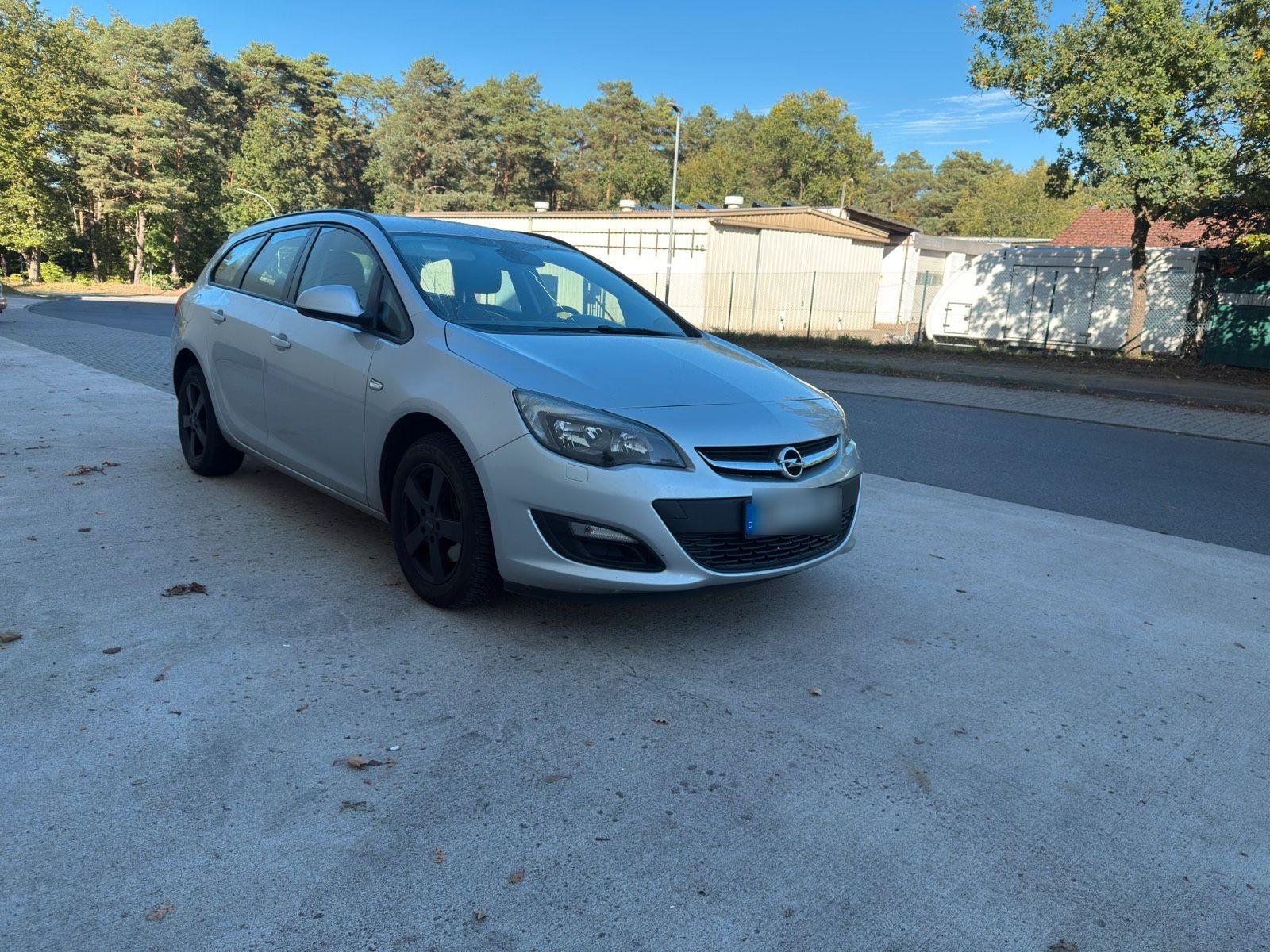 Opel Astra 2014 — rear view