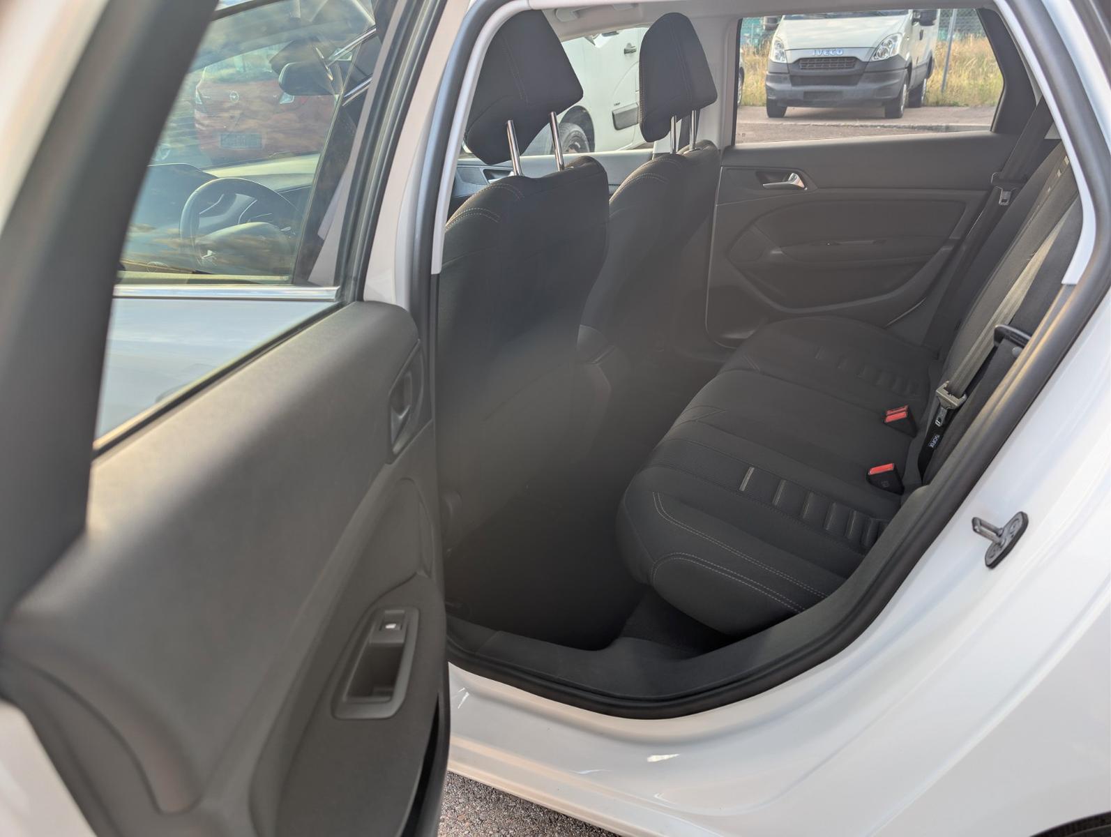 Peugeot 308 2014 — photo 24