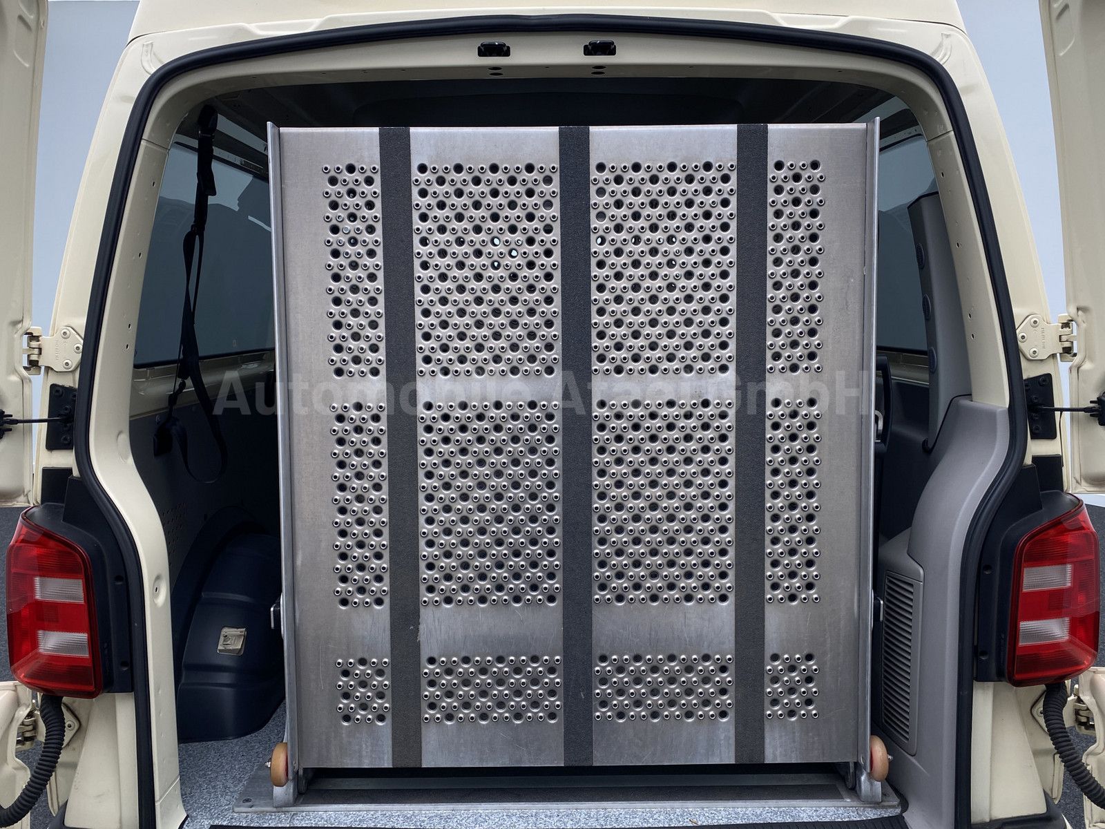 Fahrzeugabbildung Volkswagen T6 Kombi KTW *Rollstuhl-Rampe+Tragestuhl*