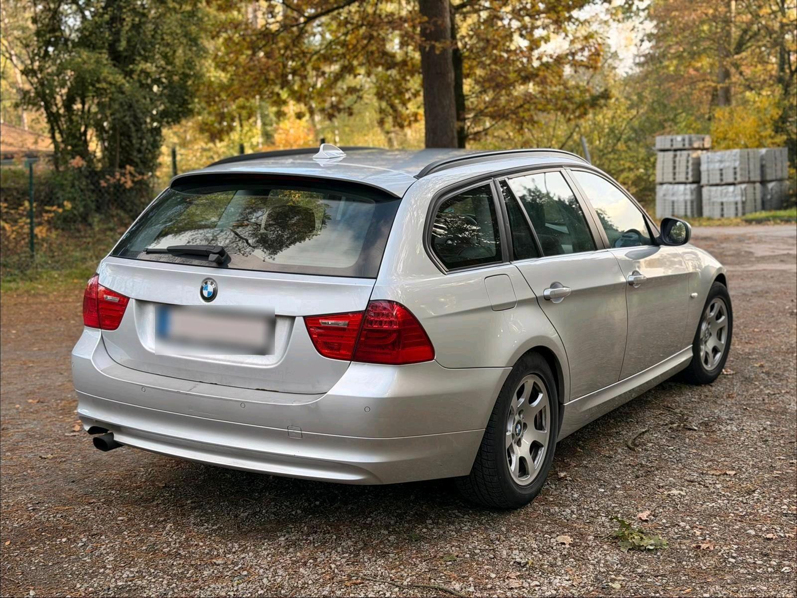 BMW 320 2011 — rear view