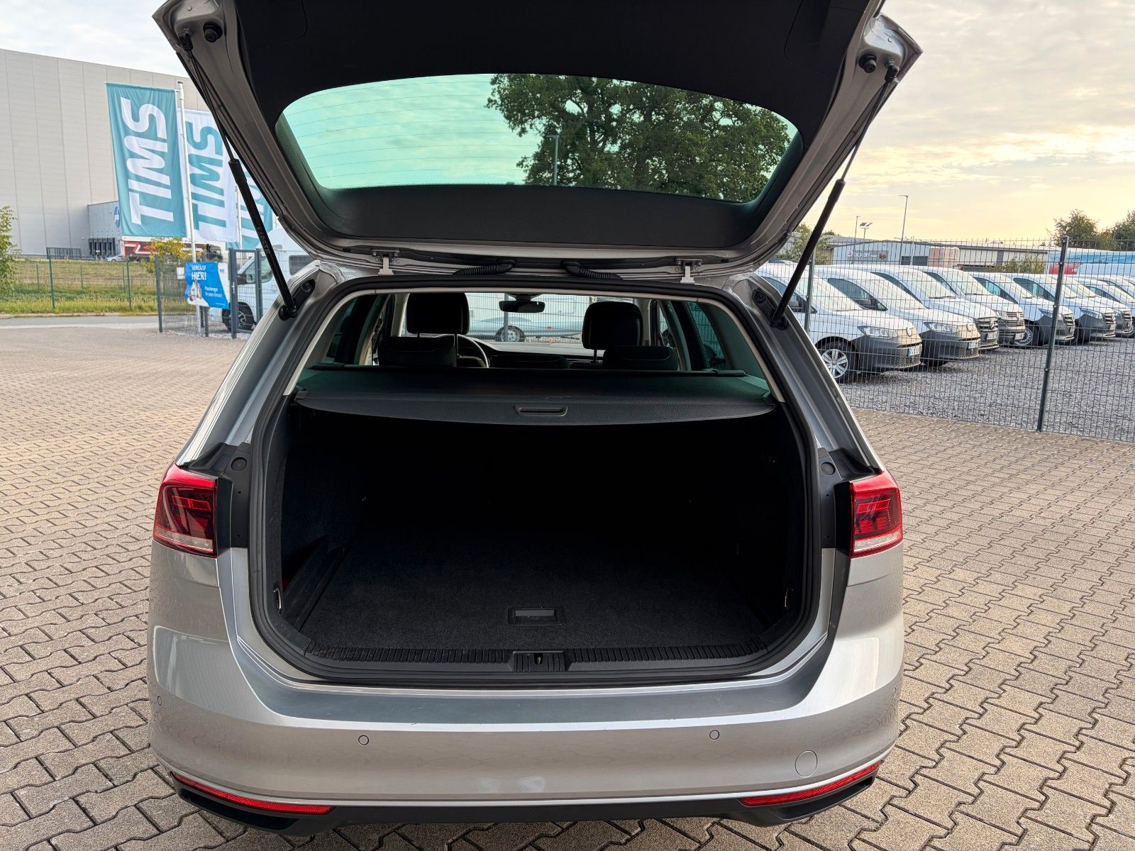Fahrzeugabbildung Volkswagen Passat Variant Business 1.5 TSI Comfort DSG AHK