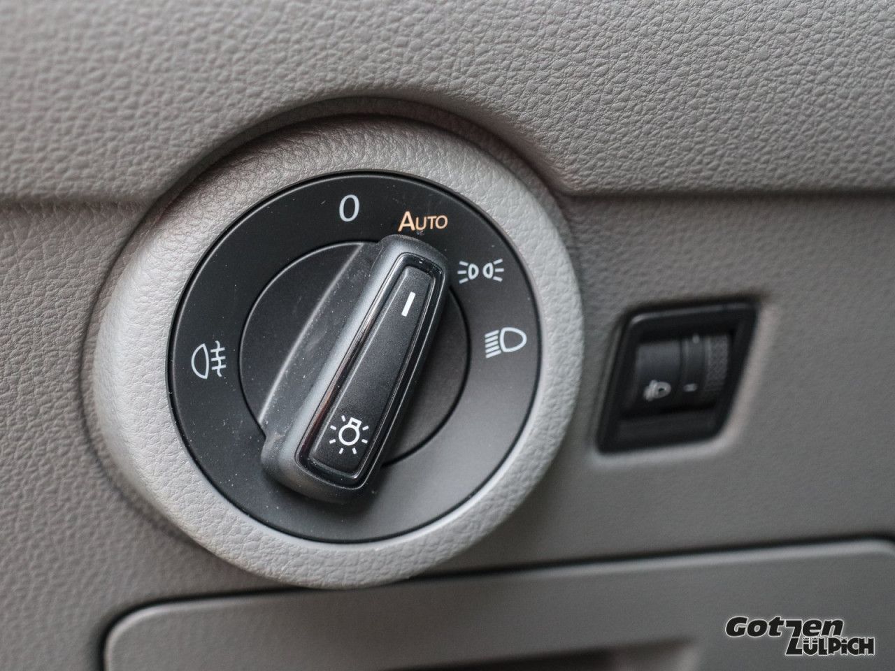 Fahrzeugabbildung Volkswagen T6.1 Transporter Kombi 2.0 TDI Klima 9-Sitzer ZV