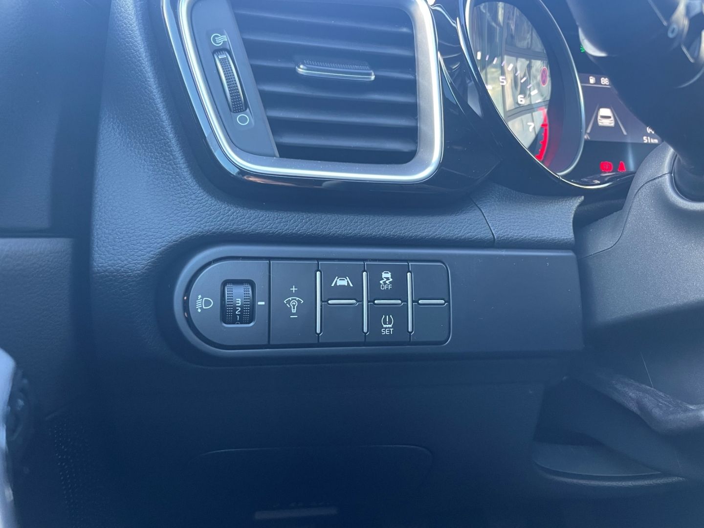 Fahrzeugabbildung Kia Ceed_sw Vision Kamera PDC VerkehrszeichERK