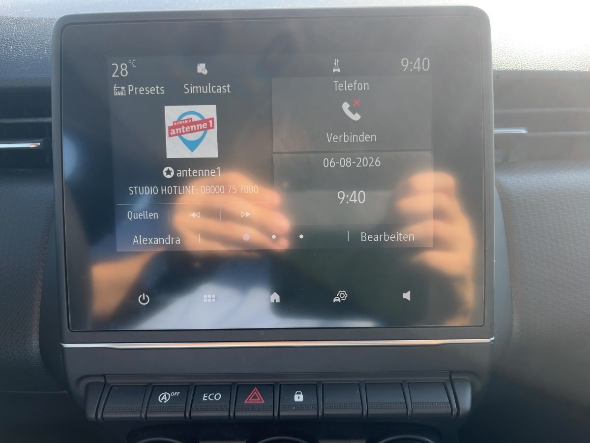 Fahrzeugabbildung Renault Clio ZEN TCe 90 EPH 7"Touch - mit KI generiert/bearbeitet