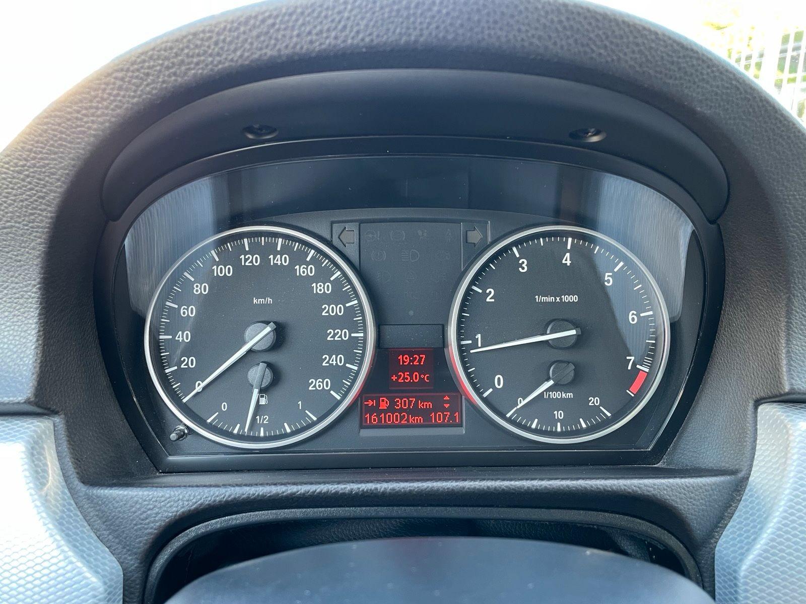 BMW 320 2011 — photo 9