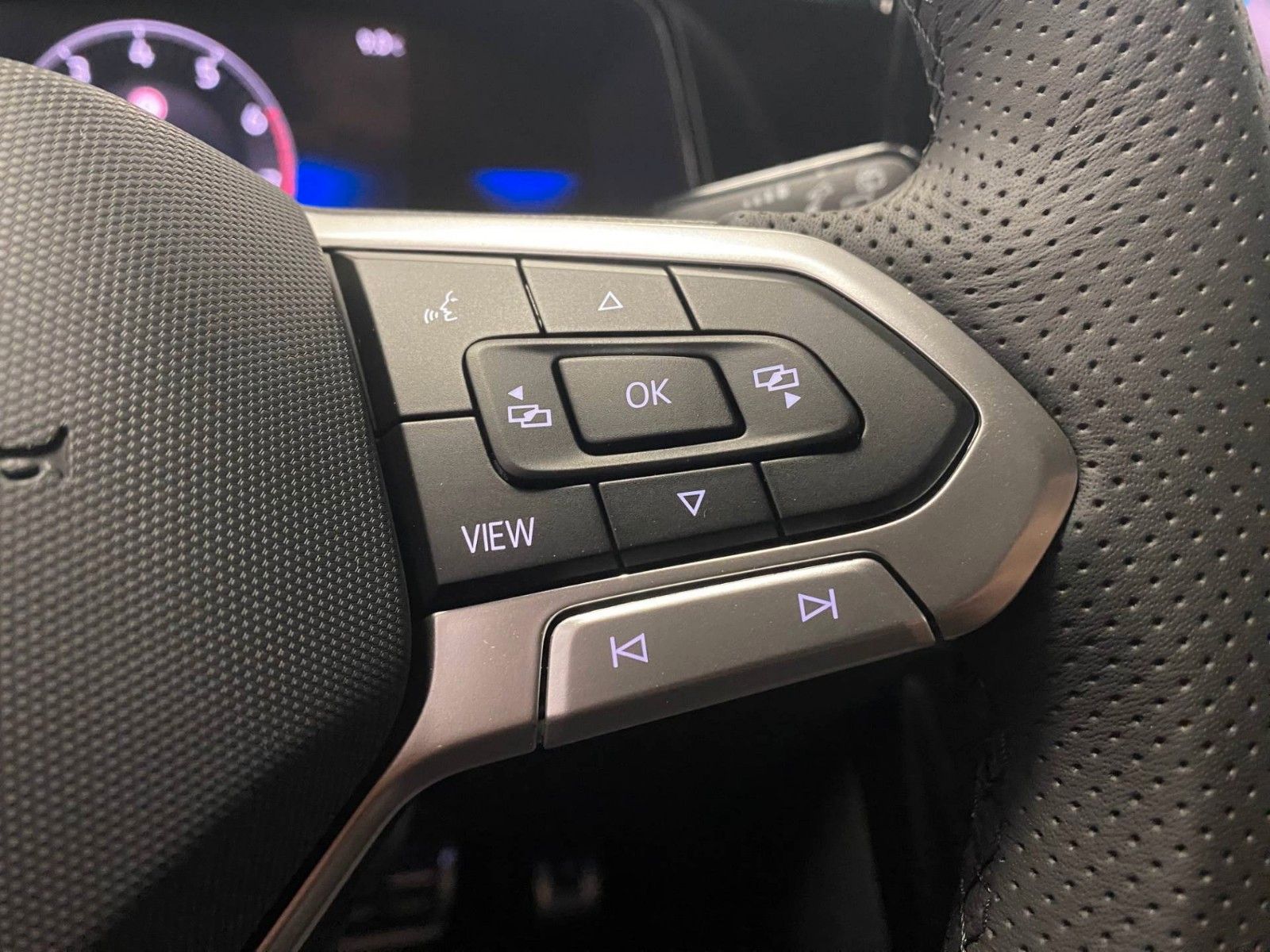 Fahrzeugabbildung Volkswagen T-Roc 1.5 TSI DSG R-Line+ACC+AHK+19"+KAMERA+LED+