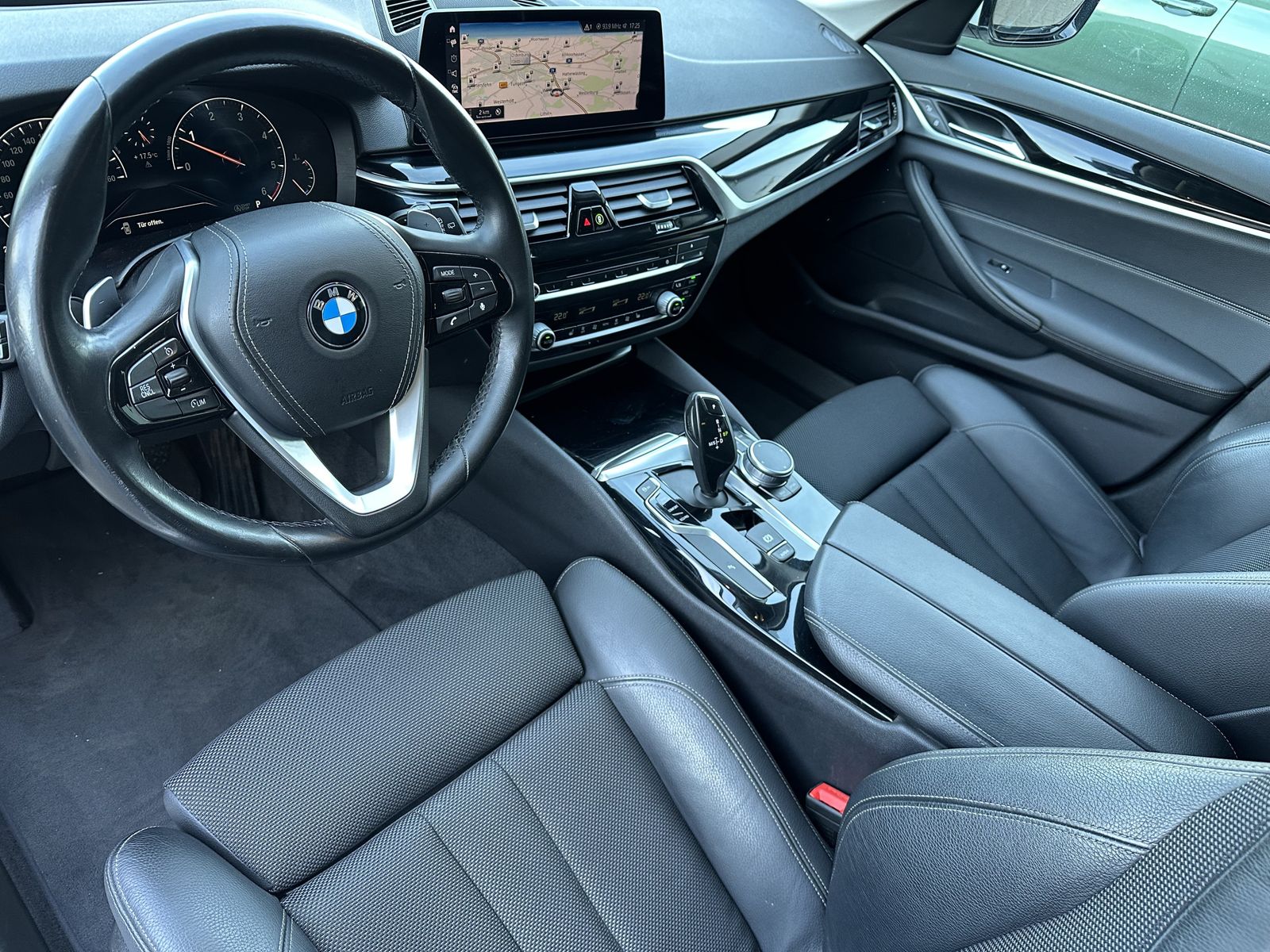 Fahrzeugabbildung BMW 520d Touring Sport-Line NAV+LED+VCOCK+KAMERA+SHZ