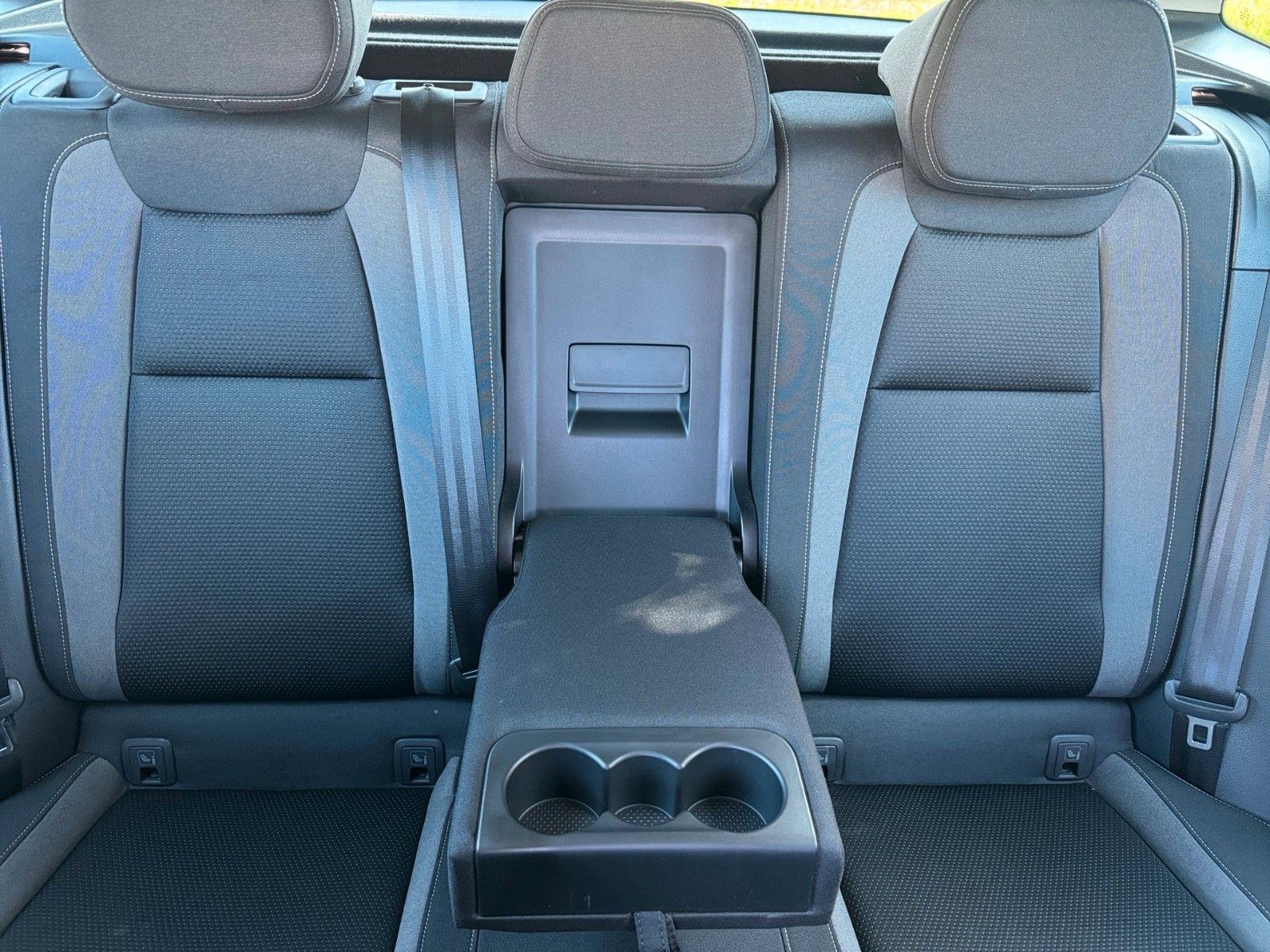 Fahrzeugabbildung SKODA Karoq Ambition Tour 1.5 TSI