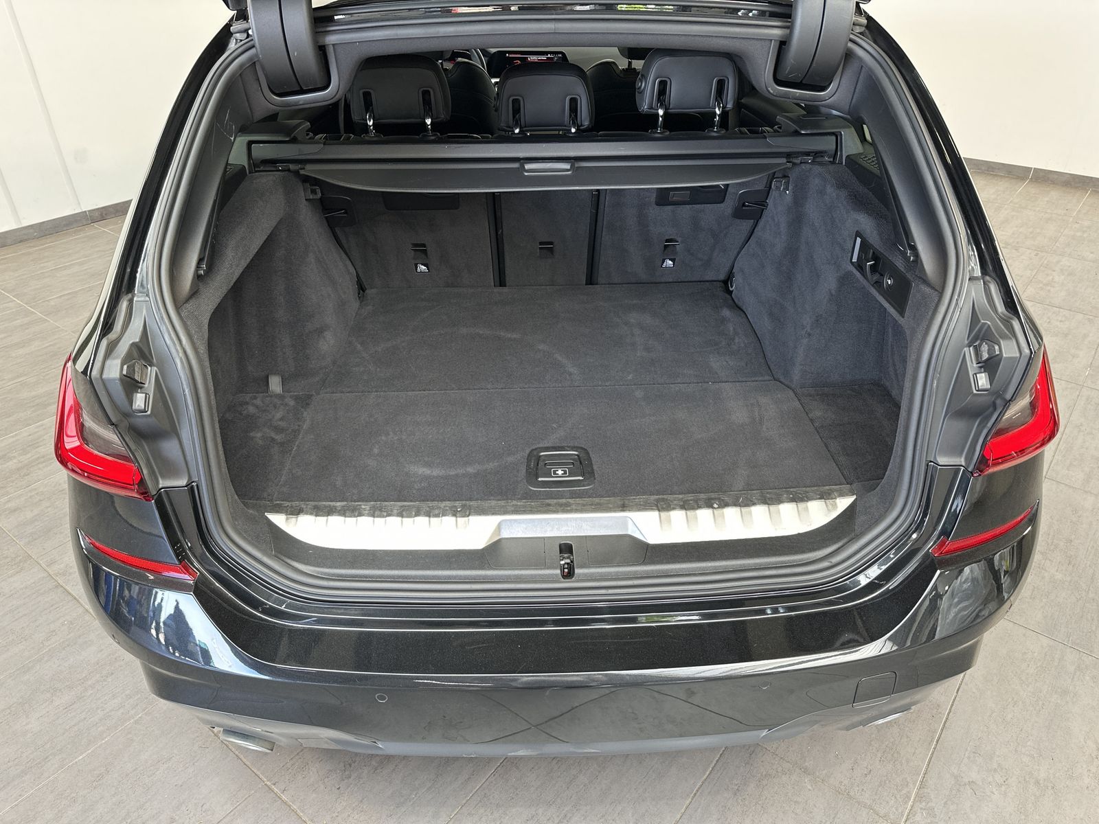 Fahrzeugabbildung BMW 330e Touring M-Sport NAV+LED+AHK+H&K+19ZOLL+1HD