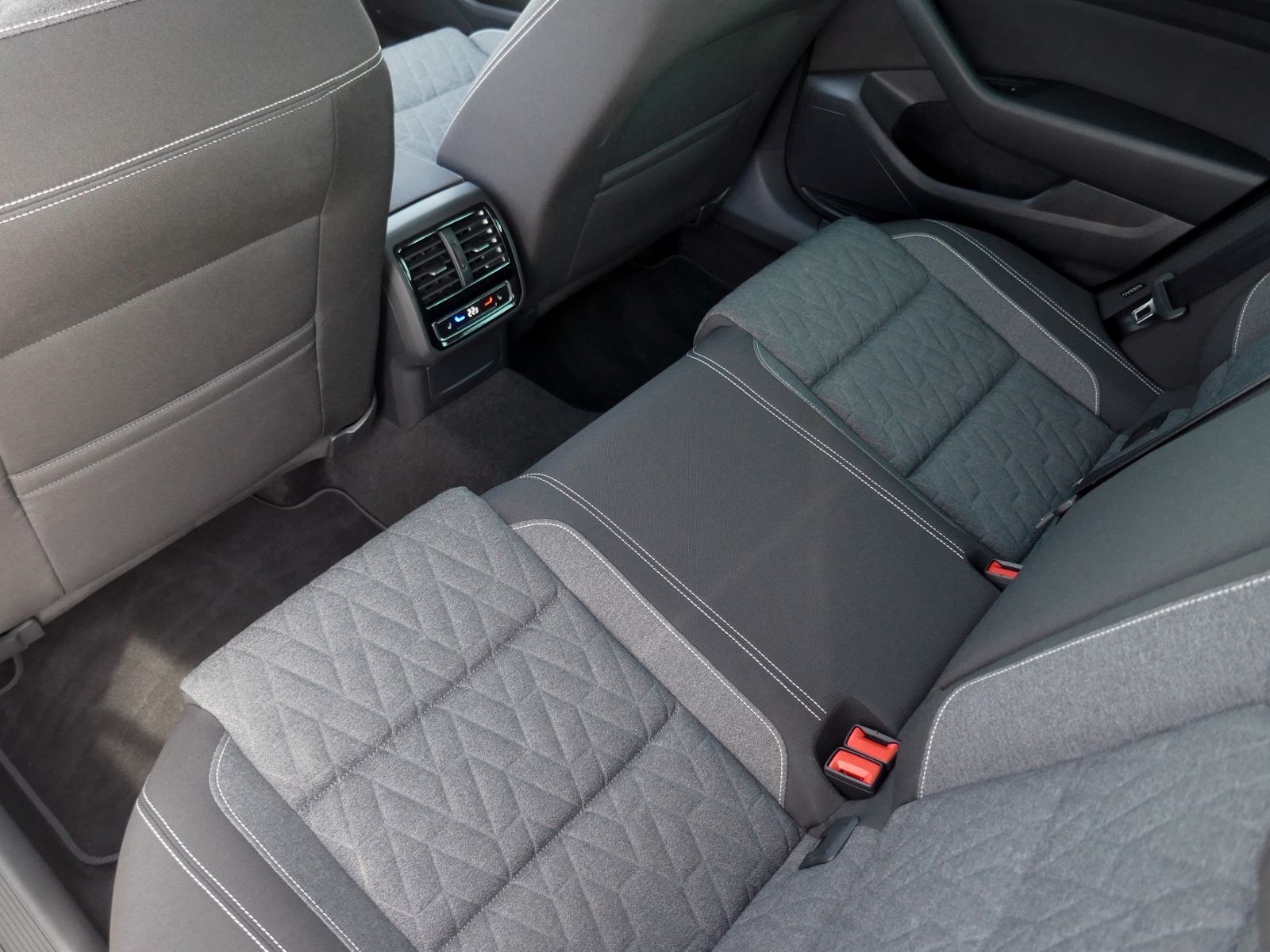 Fahrzeugabbildung Volkswagen Passat Variant Business 1.5 TSI DSG LED AHK RFK