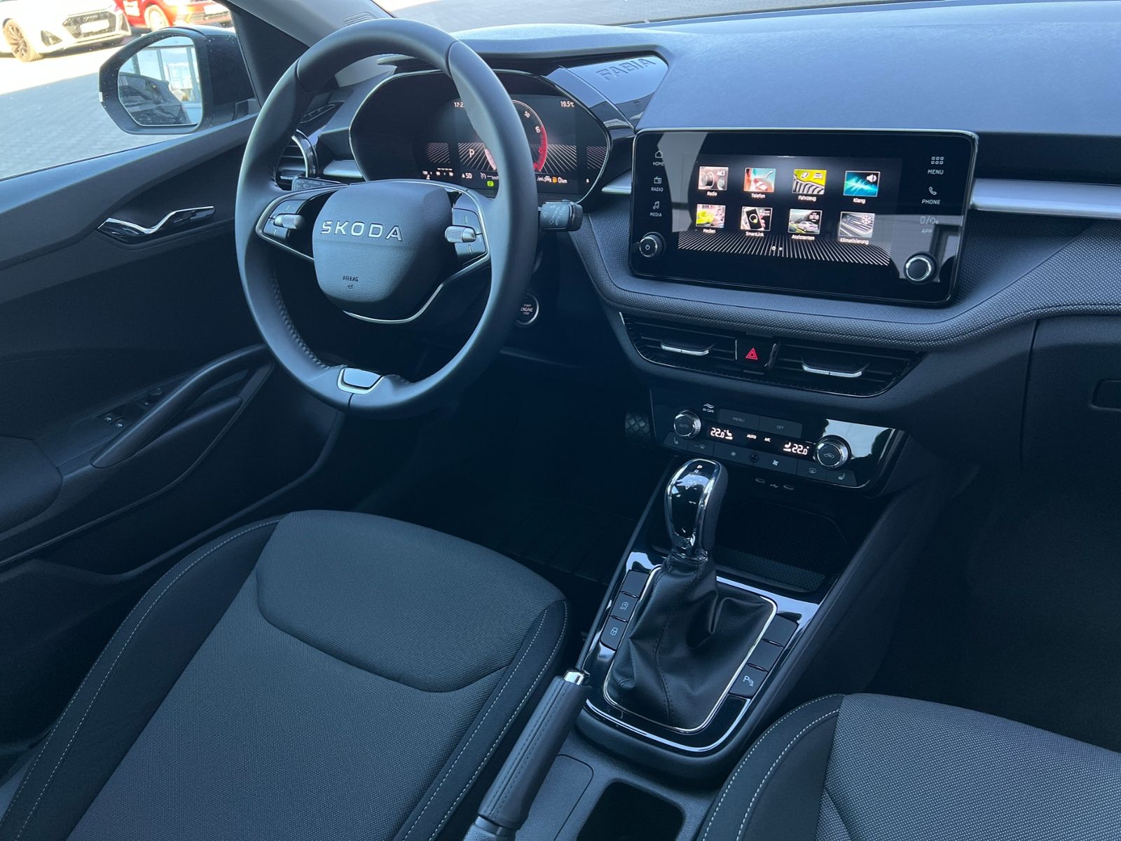Fahrzeugabbildung SKODA Fabia Selection 1.0 TSI DSG *LED, KESSY, Rückfah