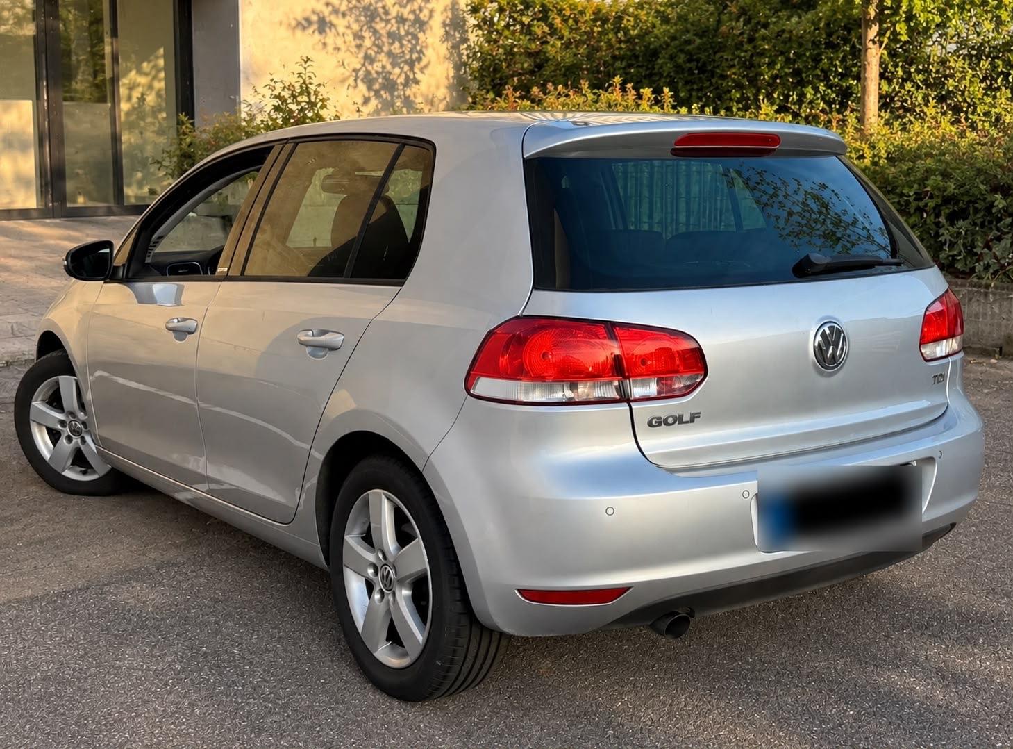 Volkswagen Golf 2011 — rear view