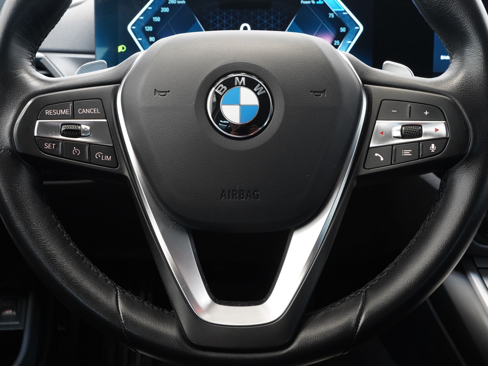 Fahrzeugabbildung BMW 320 d xDrive Touring LCI/CURVED/AHK