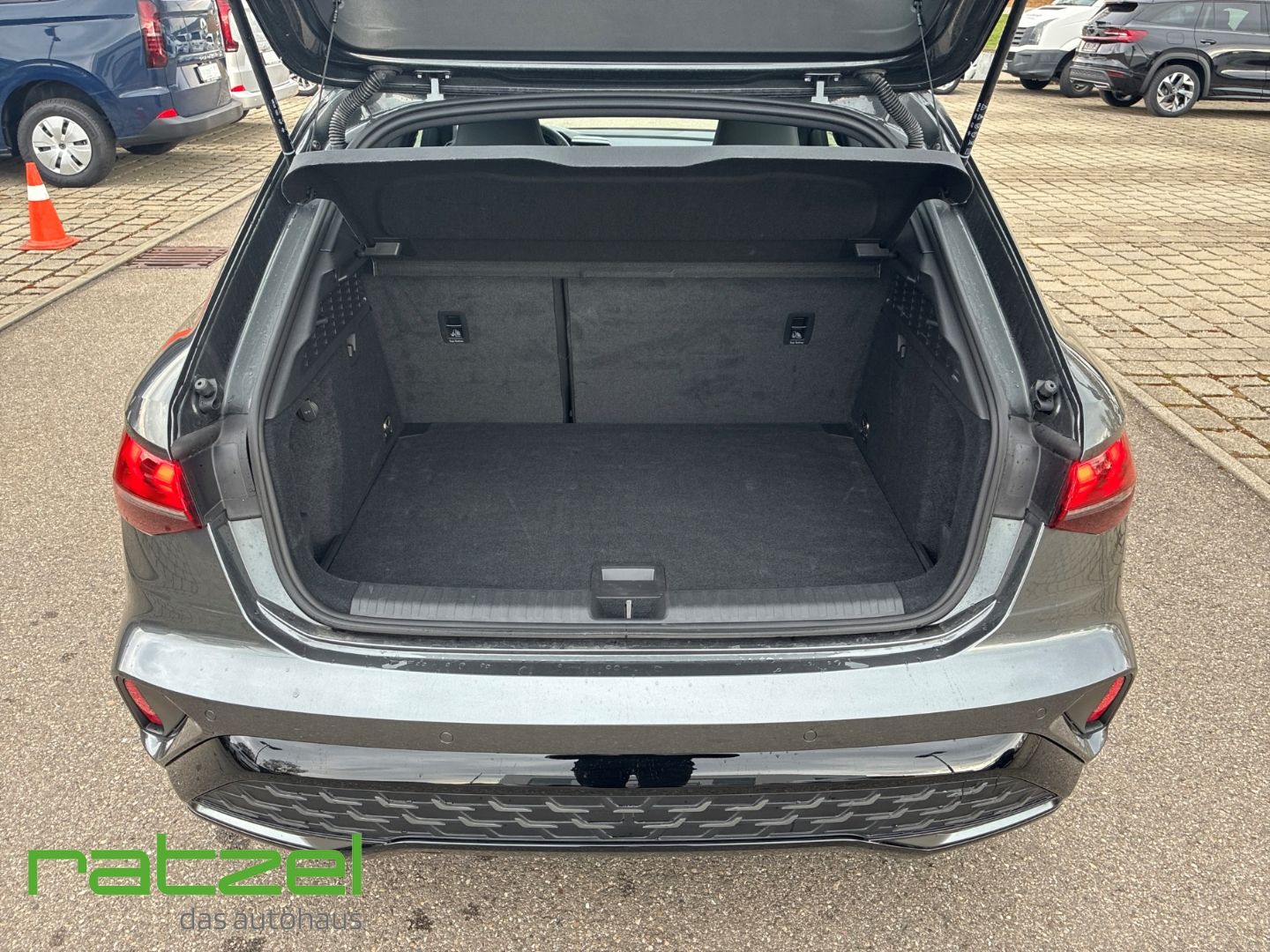 Fahrzeugabbildung Audi A3 Sportback 35 TFSI S line AHK Panodach Digital