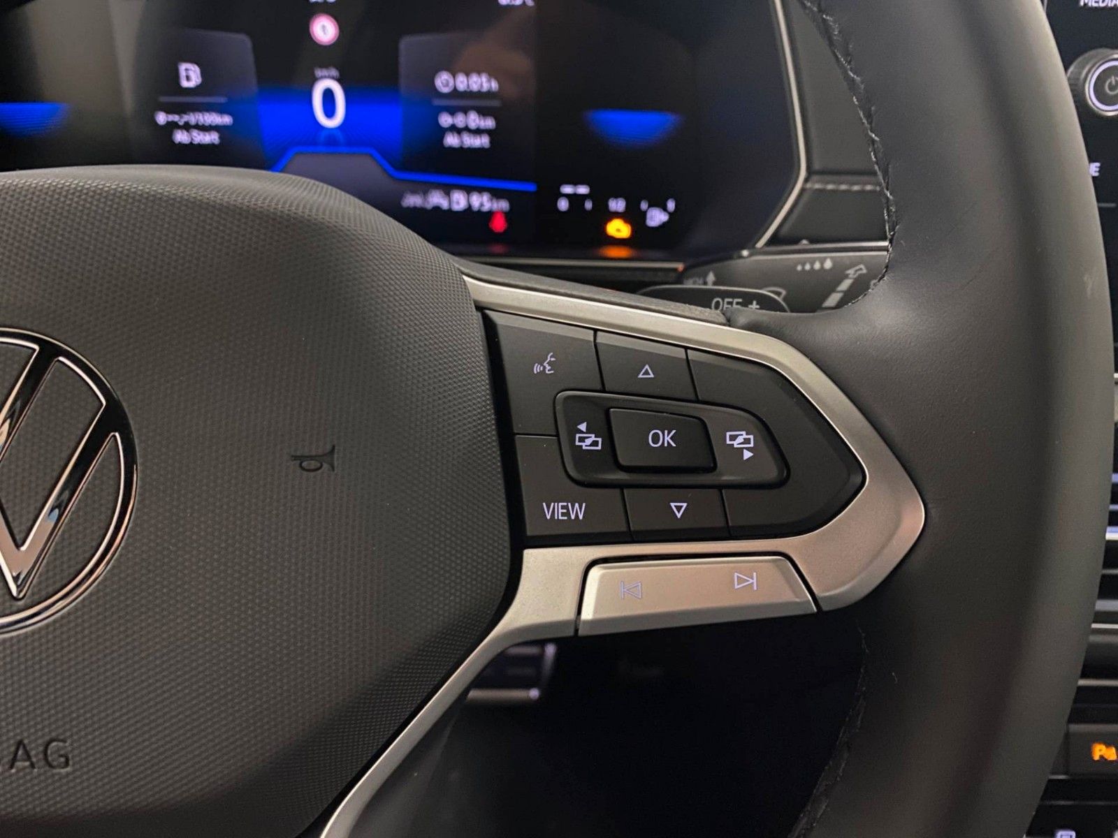 Fahrzeugabbildung Volkswagen T-Cross 1.0 TSI DSG R-Line+NAVIGATION+MATRIX+ACC