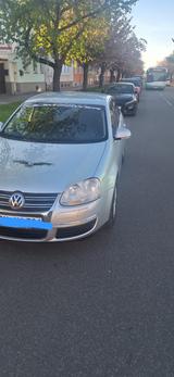 Volkswagen V Jetta 1.6  135km - Volkswagen Jetta mit Benzin-Antrieb: Limousine, 1.6