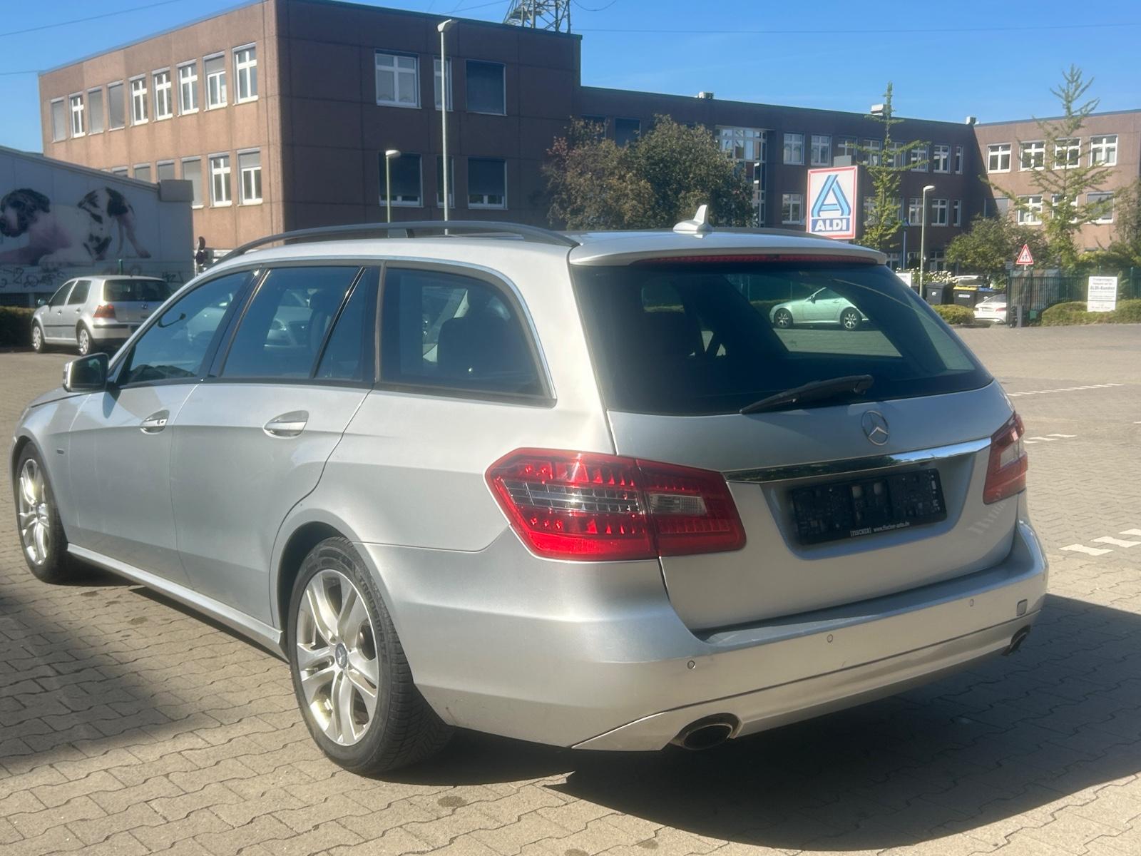Mercedes-Benz E350 2011 — салон
