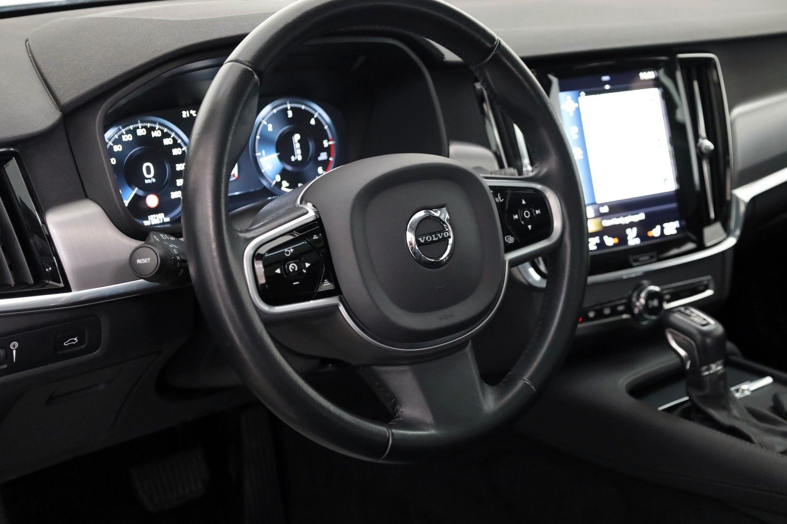 Fahrzeugabbildung Volvo V90 Momentum Pro,Leder,Navi,LED,SH,Kamera,SD,ACC