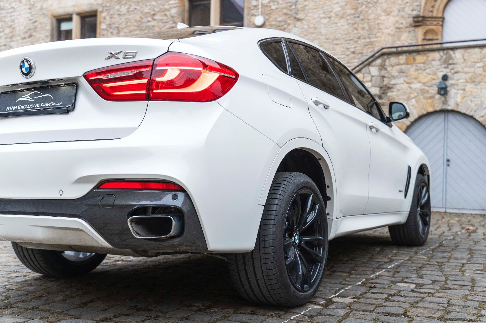 Fahrzeugabbildung BMW X6 xDrive50i M-Sportpaket 360° HUD H&K LED SOFT