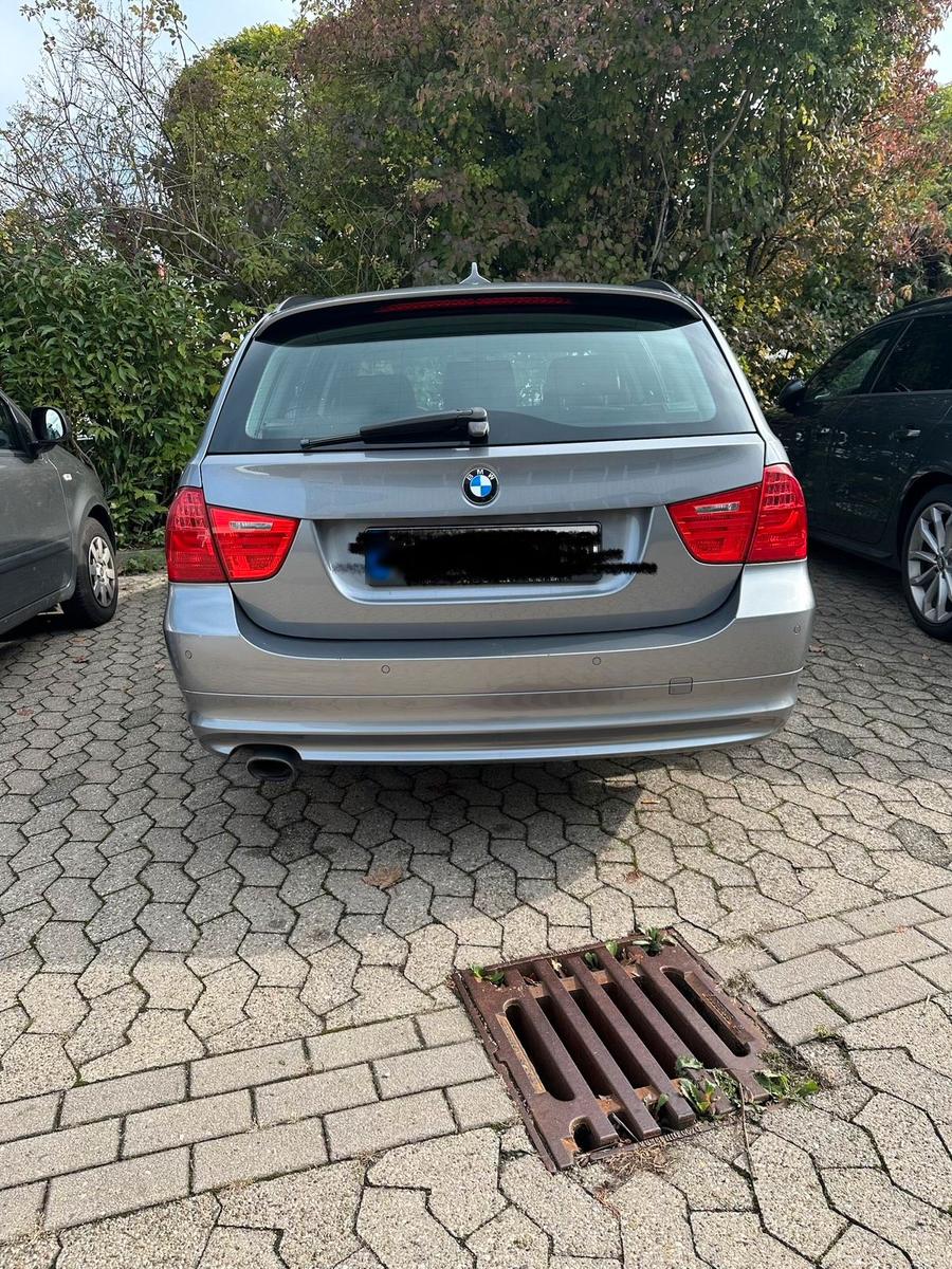 BMW 320 2011 — rear view