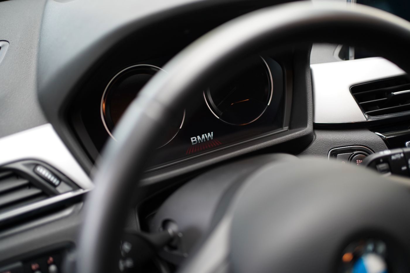 Fahrzeugabbildung BMW X1 20iA Advantage +Sitzheizung+17''LMR+Navi+PDC+