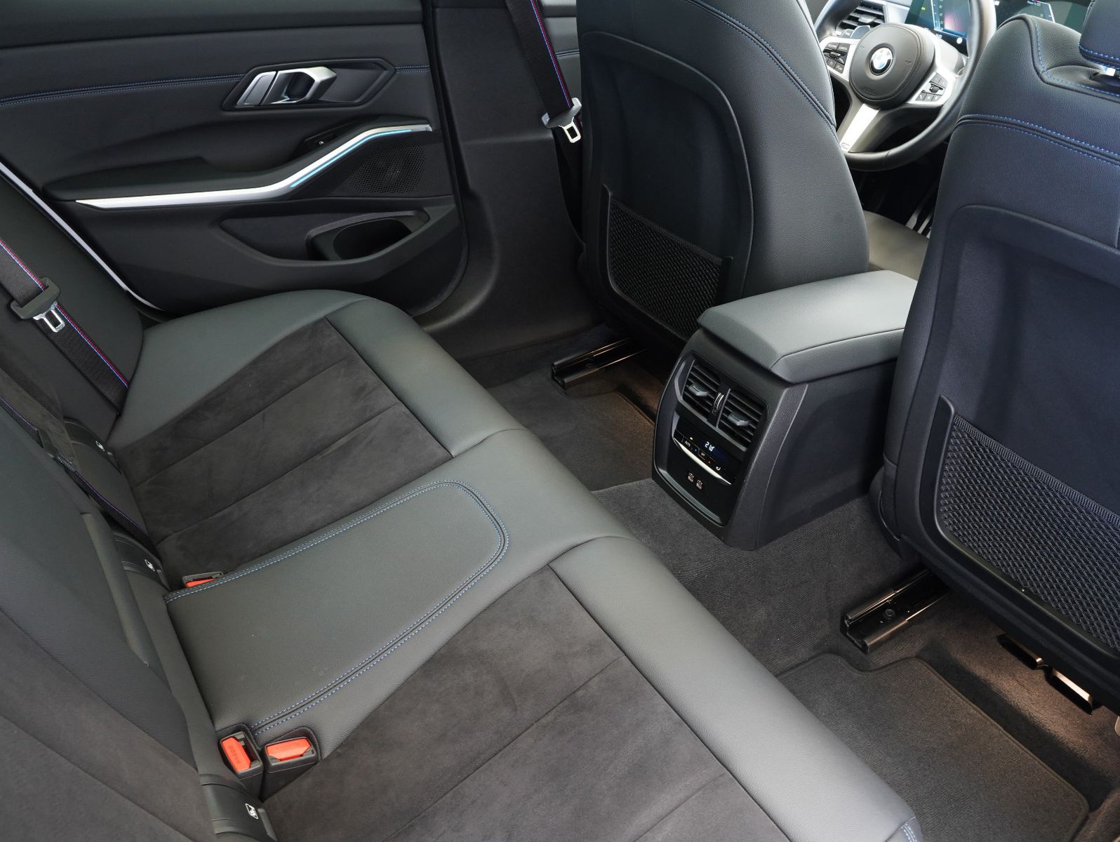 Fahrzeugabbildung BMW 320 i Touring M Sport SHADOW/WIDE/HEADUP/PANO