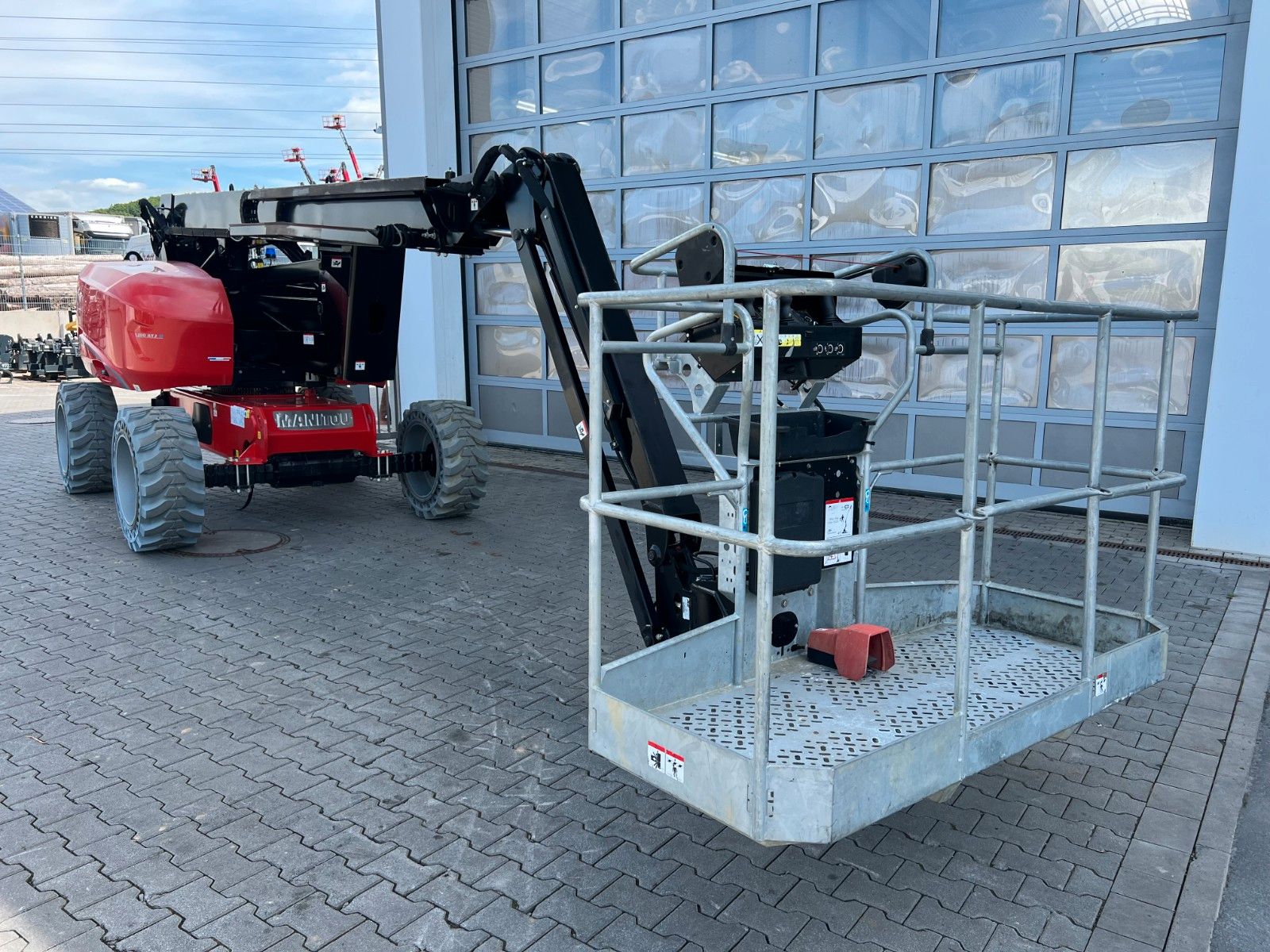 Fahrzeugabbildung Manitou 200 ATJE S1 e-drive / Arbeitshöhe: 20m / 4x4