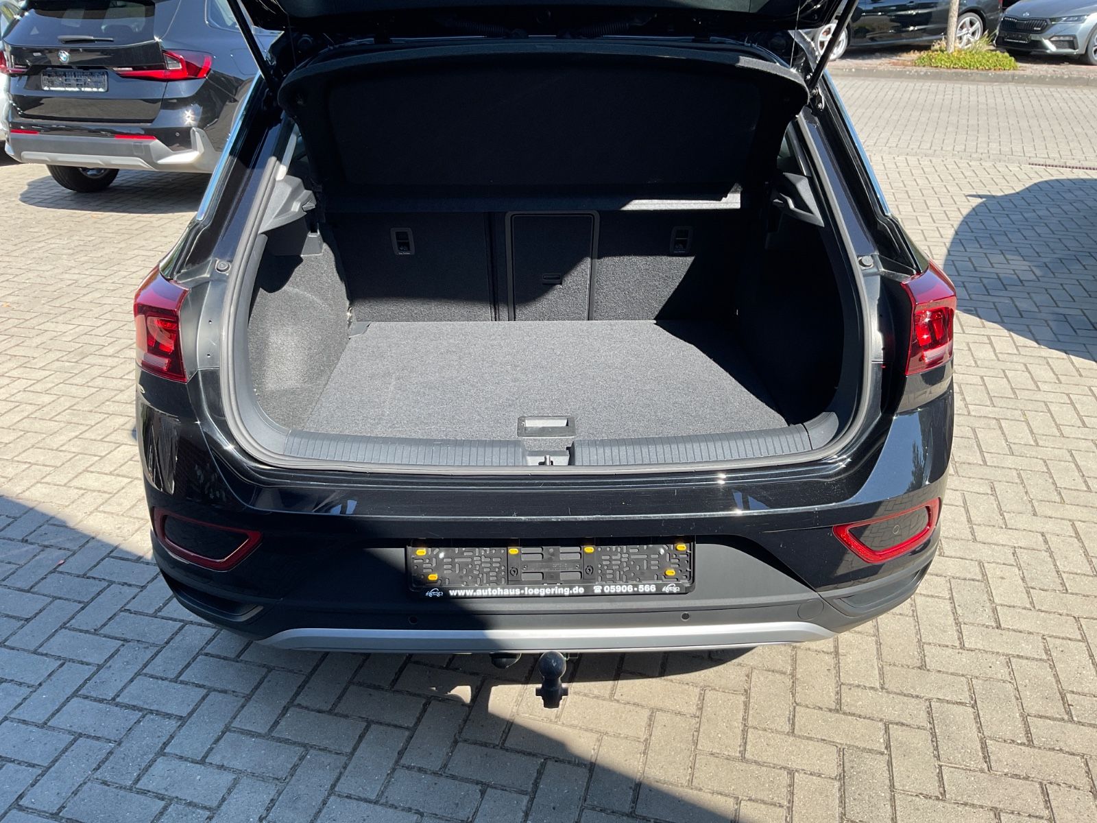 Fahrzeugabbildung Volkswagen T-Roc 1.5 TSI DSG Life,LED,AHK,Navi