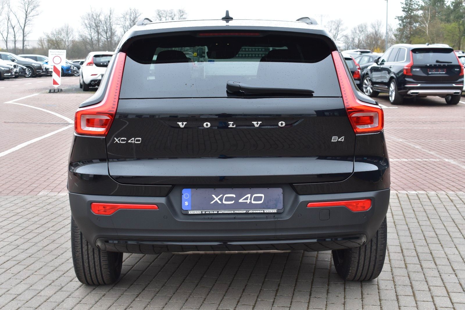 Fahrzeugabbildung Volvo XC40 B4 Autom. R-Design*H&K*RFK*ACC*AHK